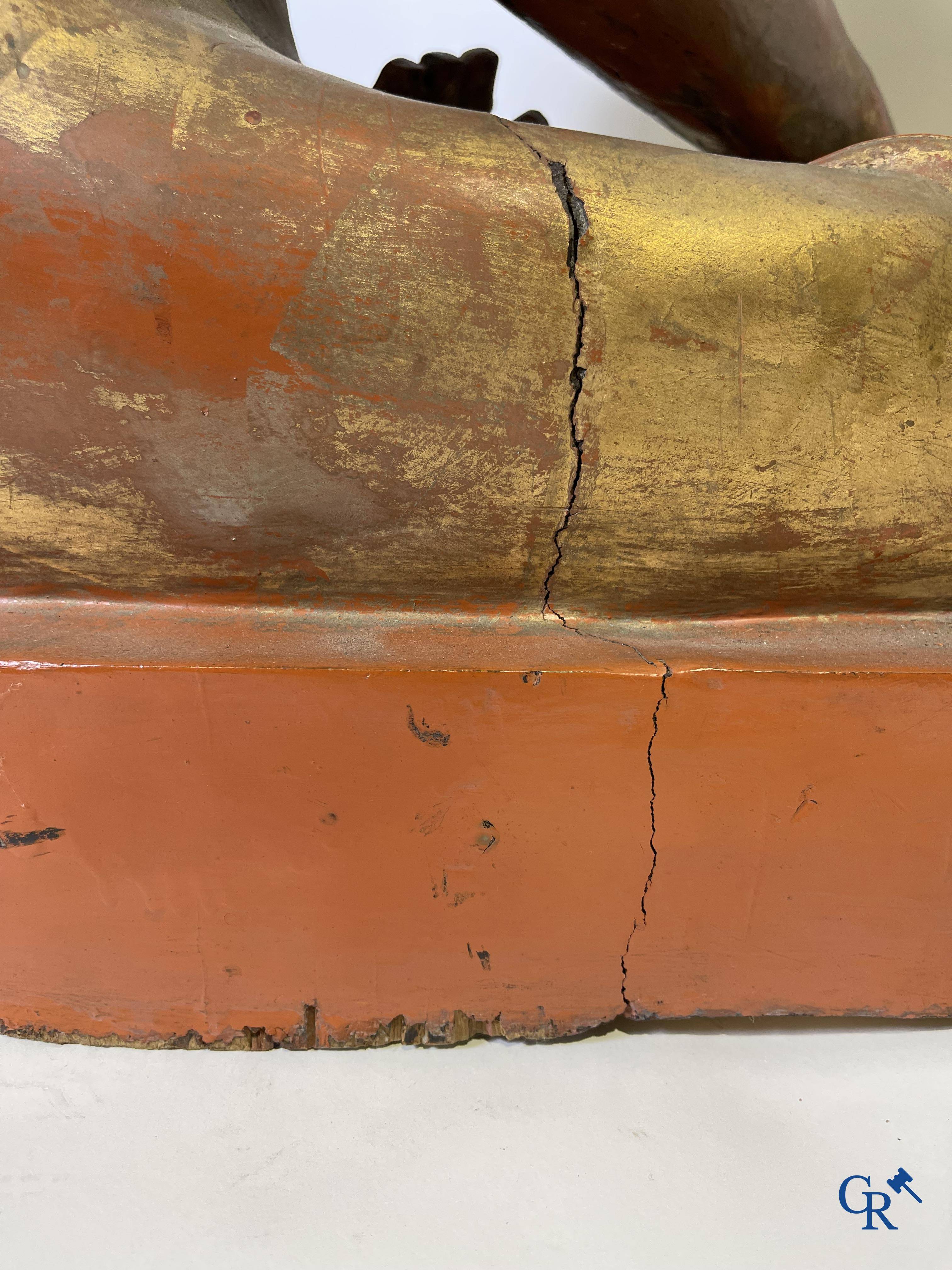 Imposing wooden lacquered Bouddha. Burma, 19th century.