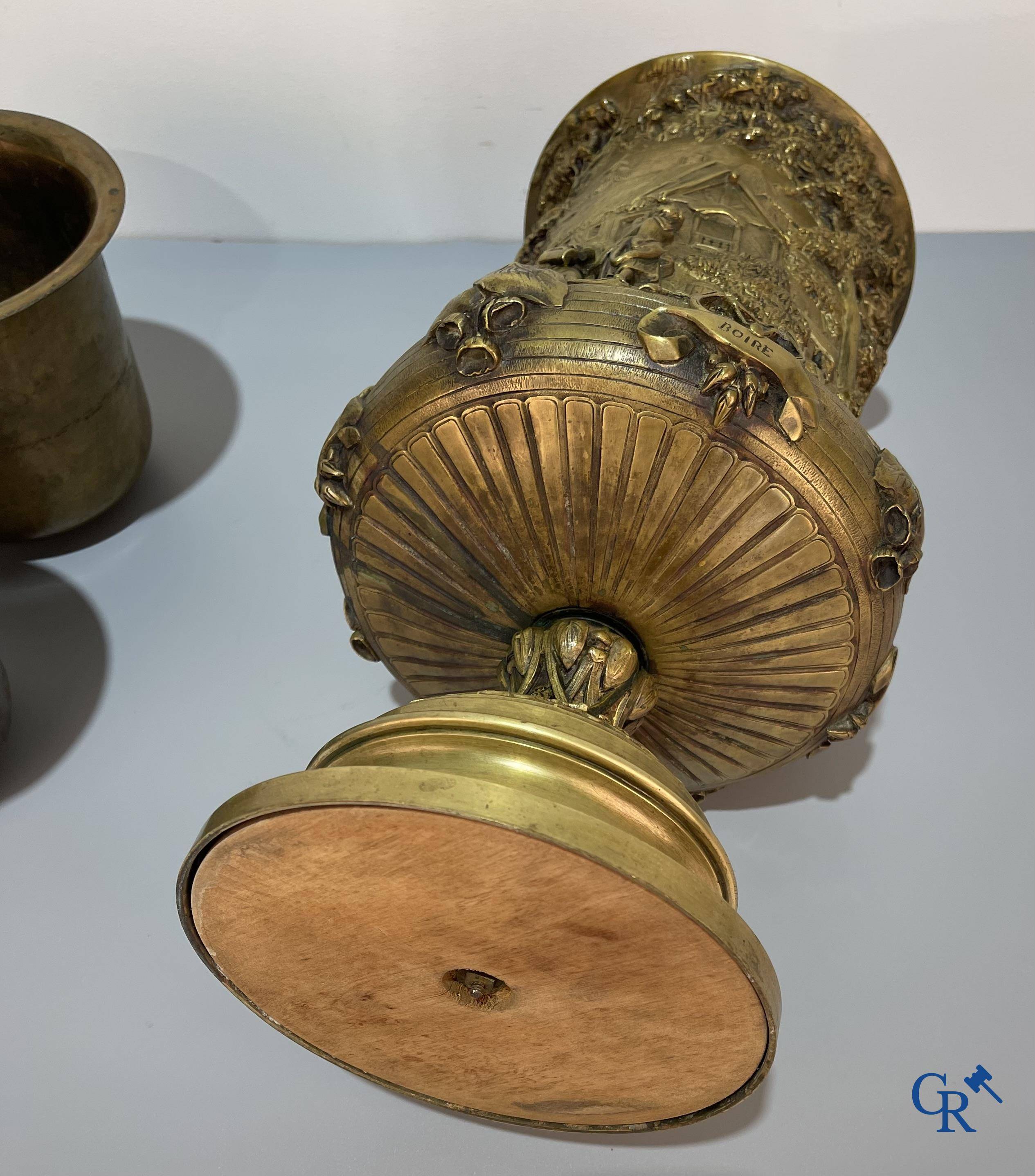 Un imposant pot à tabac en bronze finement travaillée avec les inscriptions "aimer, danser, fumer, boire".<br />
19ème siècle.