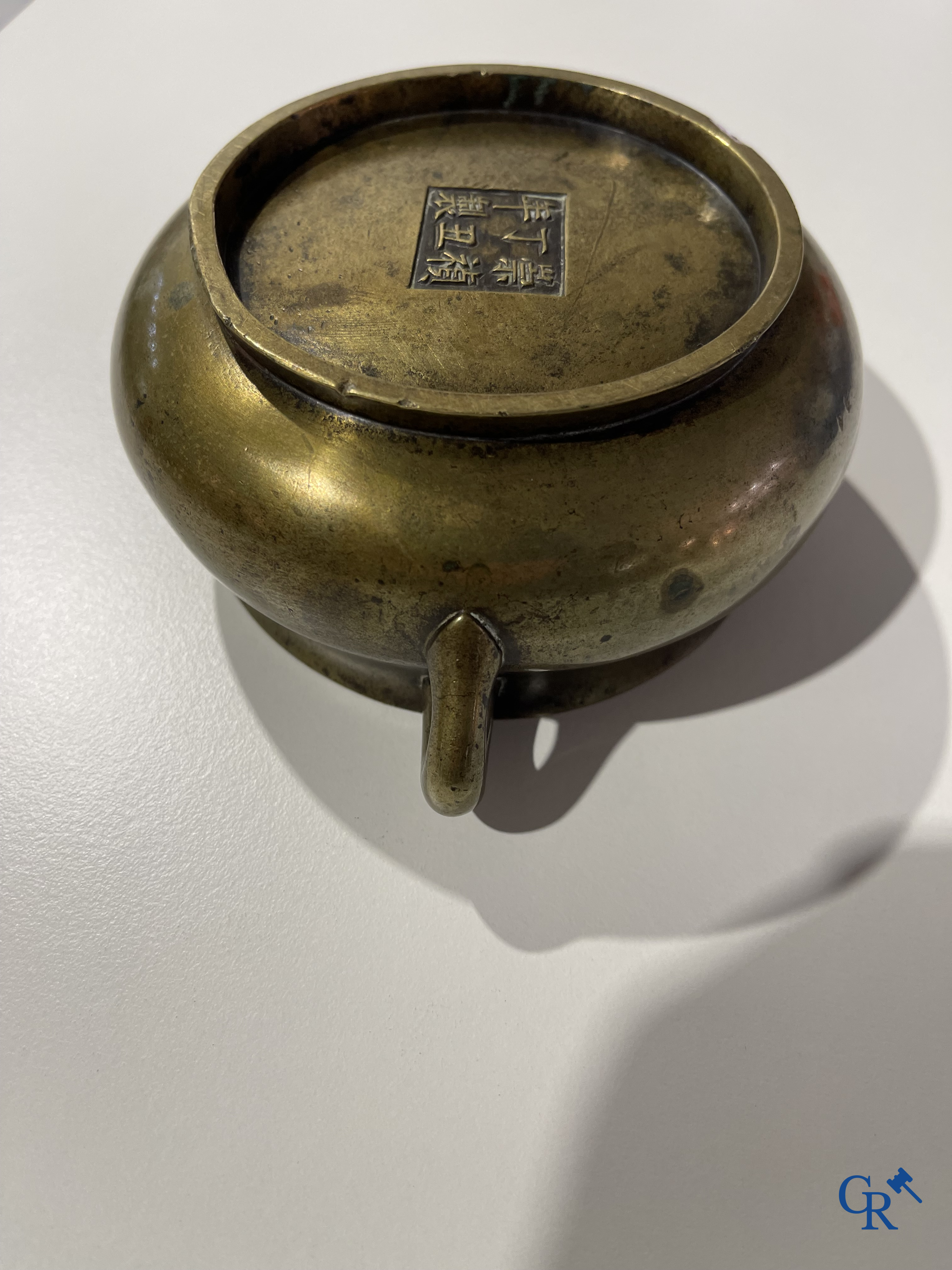 Aziatica, een Chinese bronzen wierookbrander. Chóngzhēn Dīngchǒu nián zhì 崇禎丁丑年製 mark, gedateerd 1637.