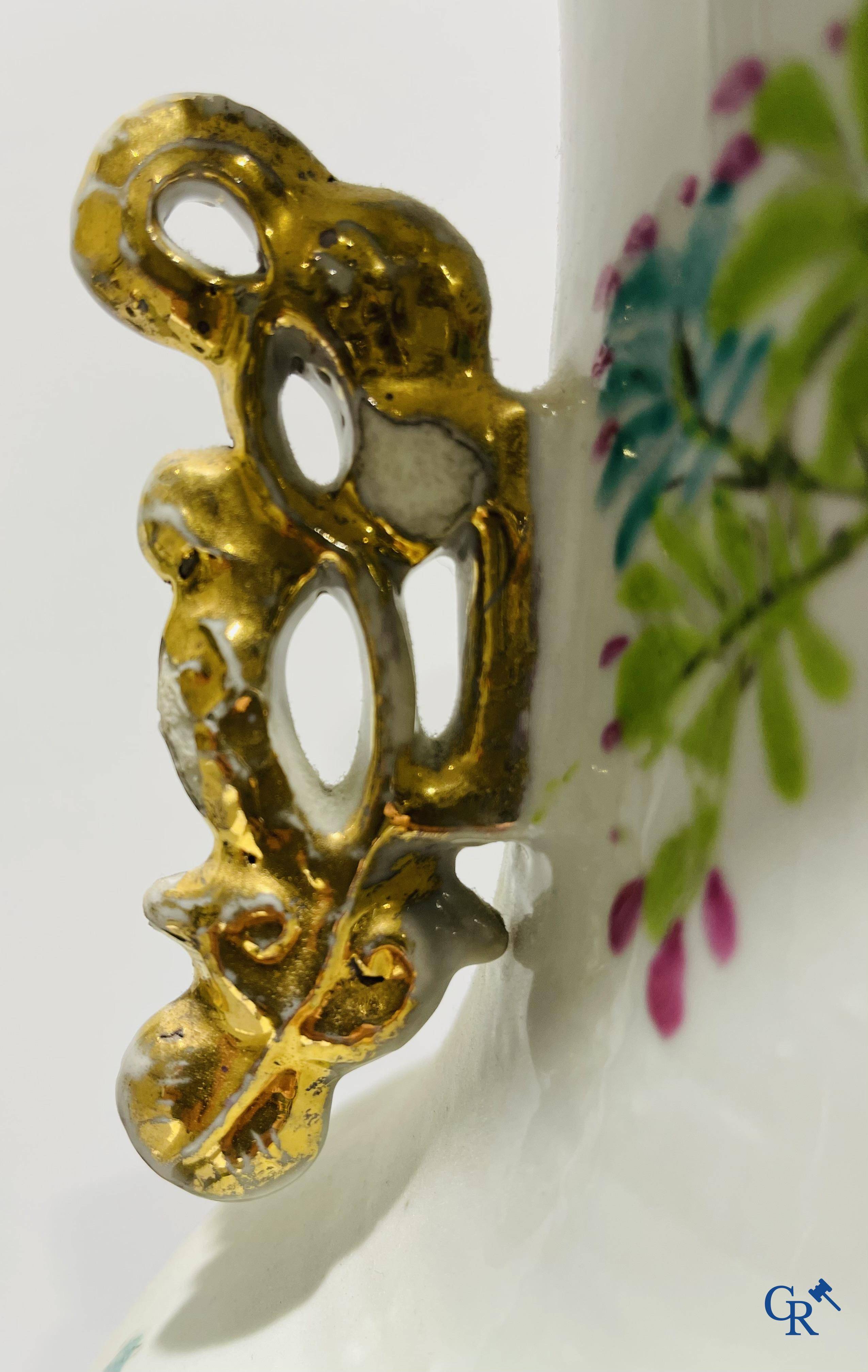 Art Asiatique, porcelaine chinoise. Une paire de vases chinois avec calligraphie.