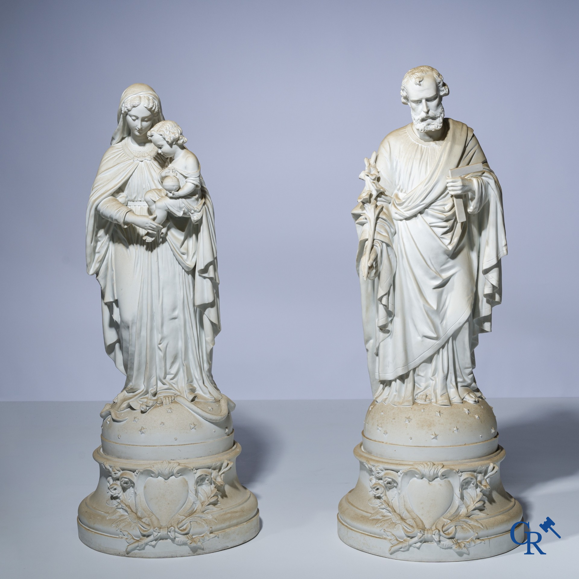 Religieuze objecten, een paar imposante beelden in witte biscuit op een losse sokkel. 19e eeuw.