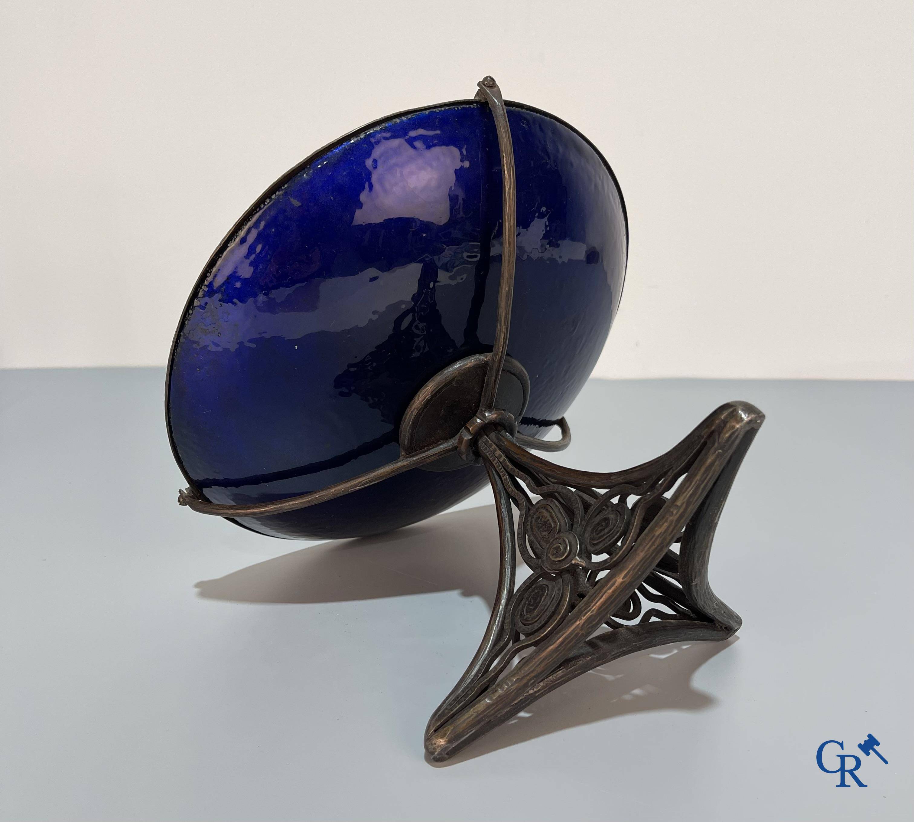 Camille Fauré (1874-1956), Un grand vide poche Art déco en cloisonne sur un pied en fer forgé finement martelé.