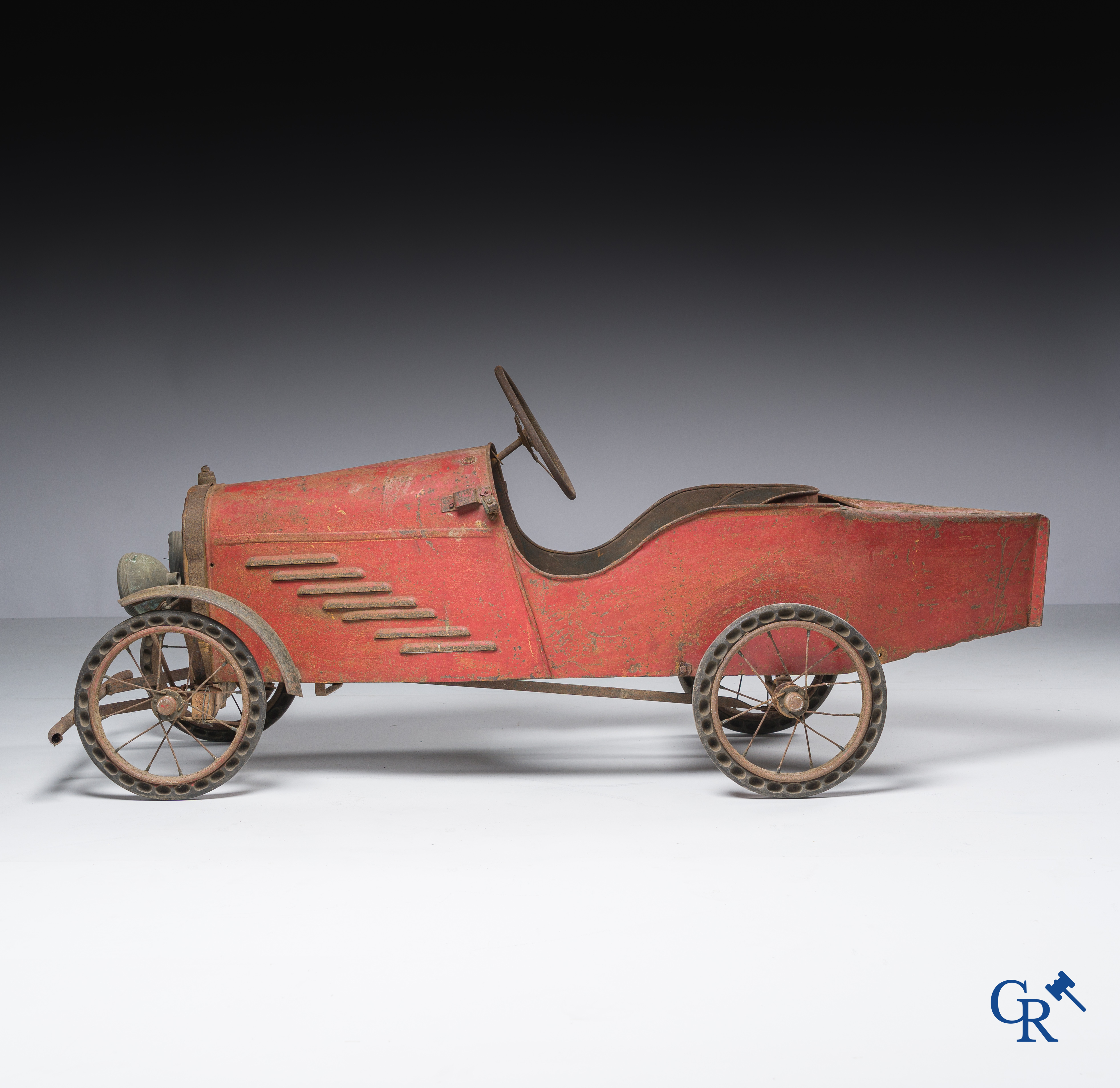 Zeldzame pedaalwagen in metaal en hout met spaakwielen en originele beschildering. Circa 1925.