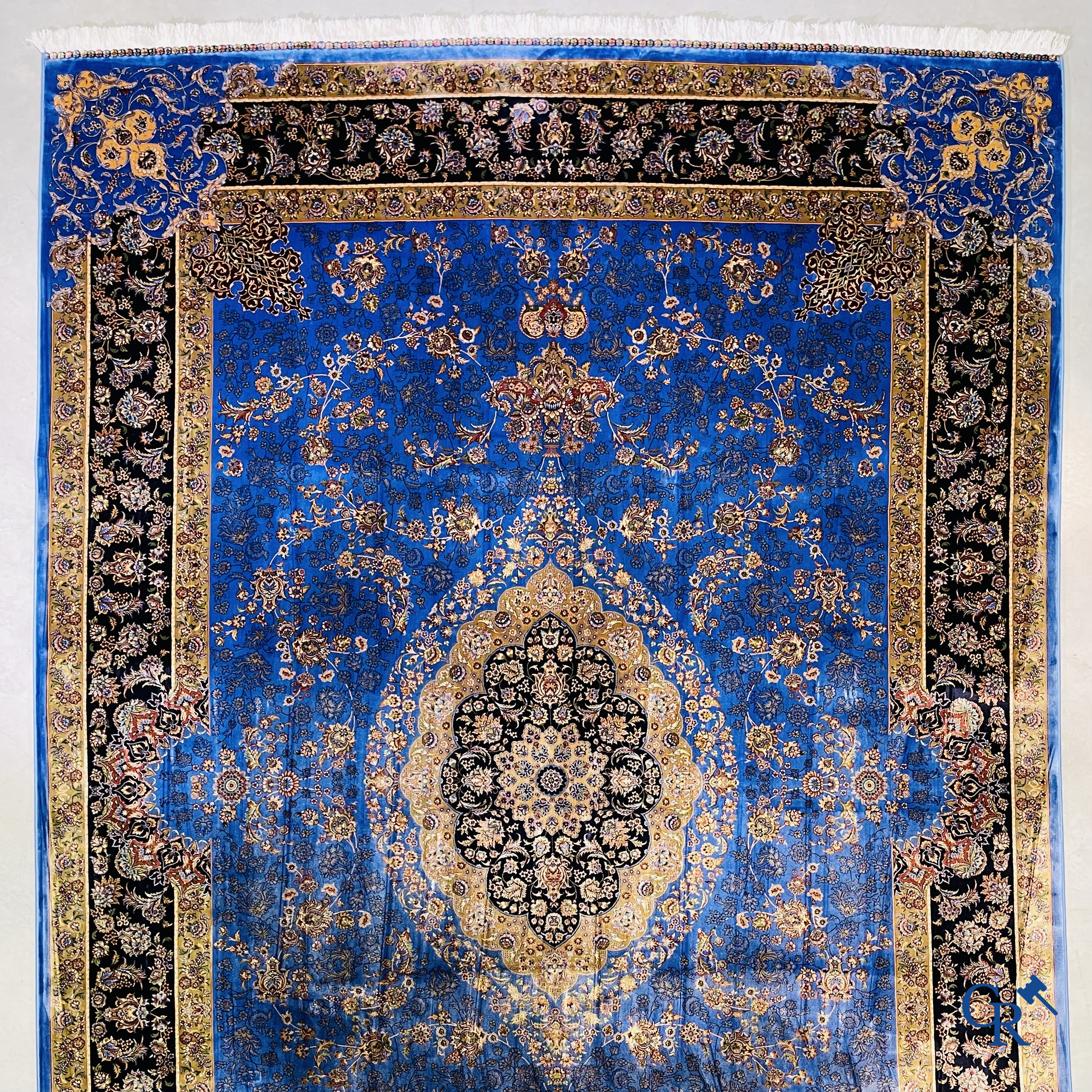 Tapijten. Uitzonderlijk tapijt in zijde met floraal decor op een blauwe achtergrond.