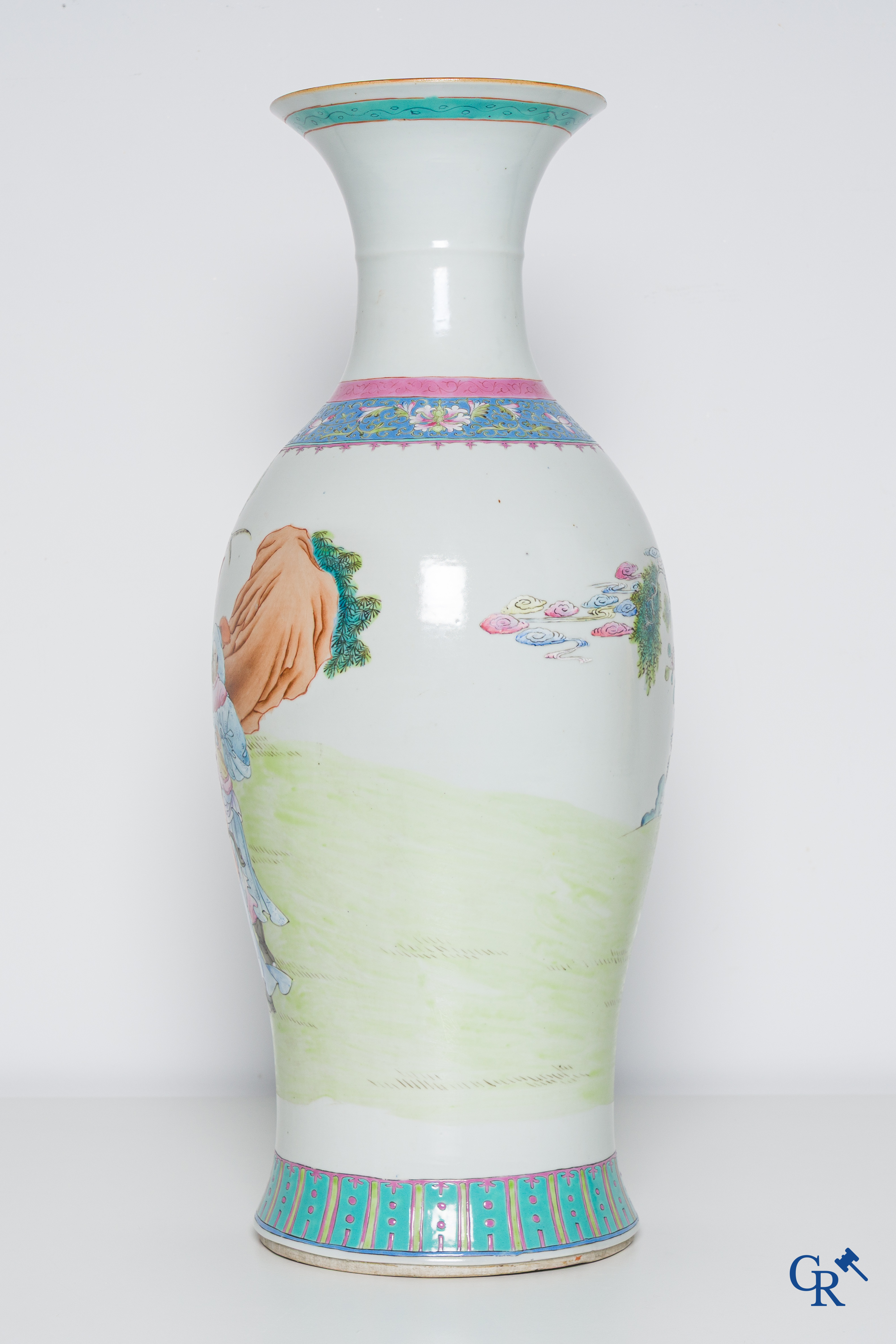 Aziatica, een fijnbewerkte Chinese famille rose vaas met krijgers. Gemerkt.