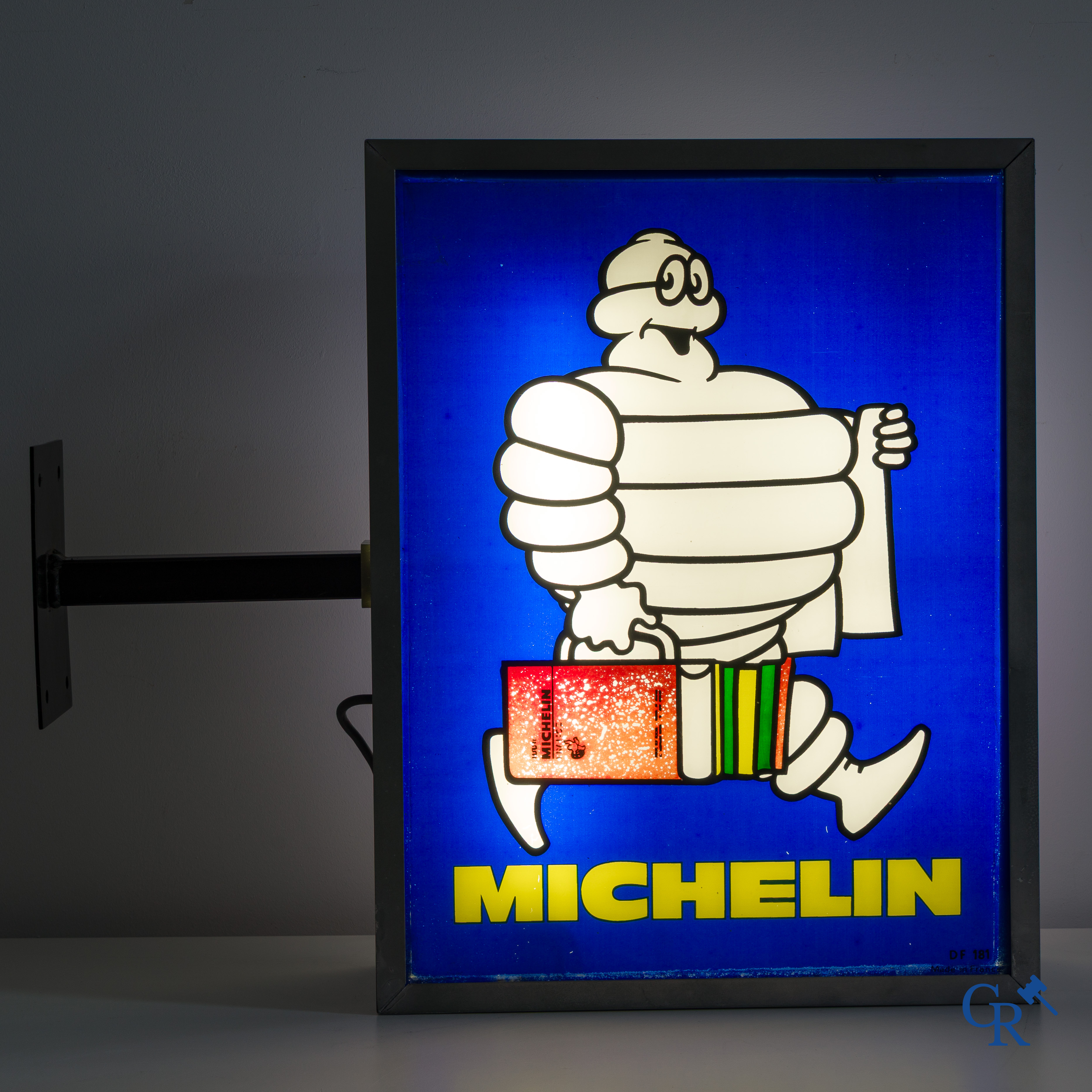 Michelin, Zeldzame lichtreclame in aluminium en plexiglas voor de Michelin gidsen en kaarten.