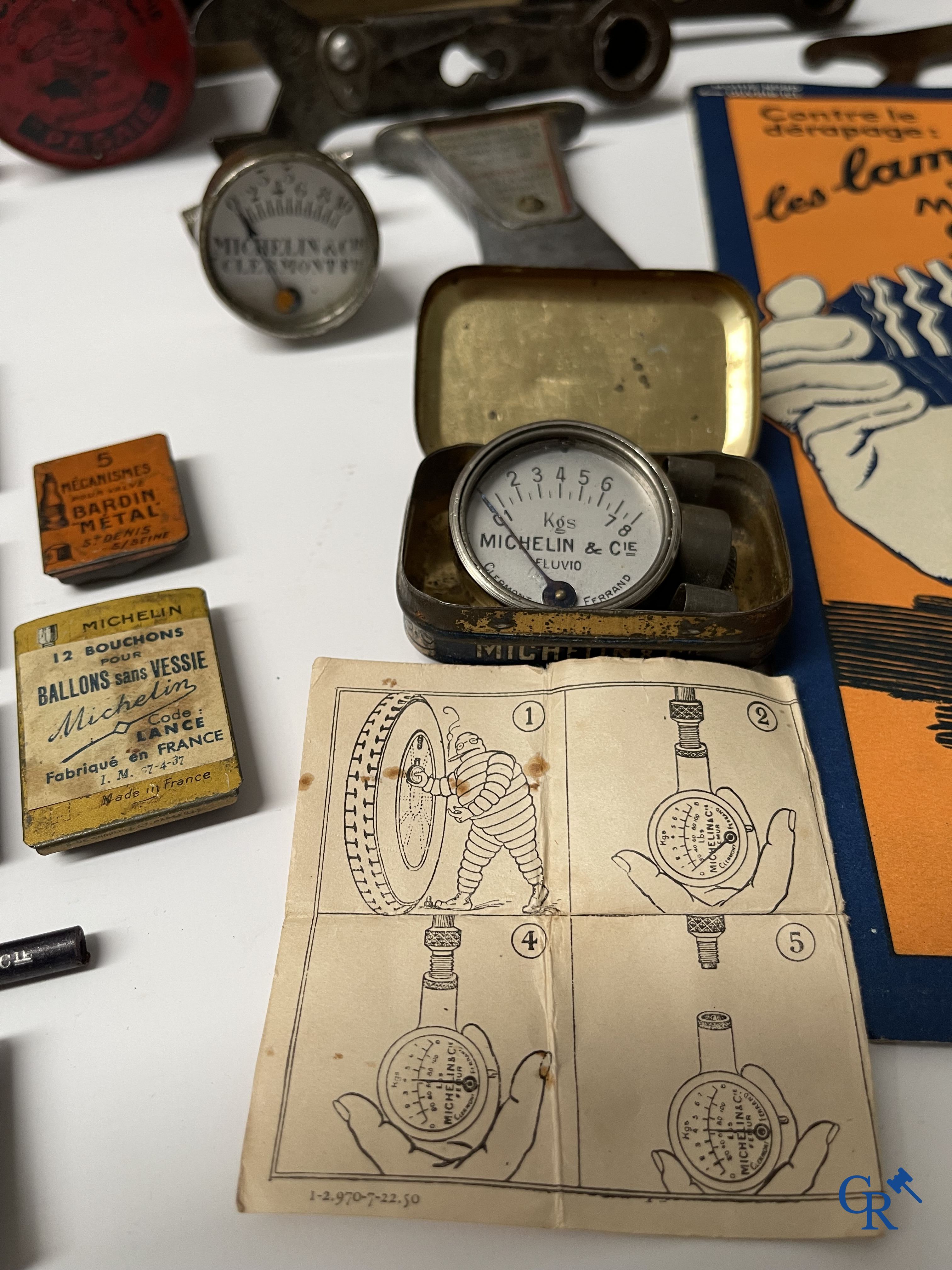 Michelin, an interesting lot with Michelin objects, mainly from the 1920's and 1930's.