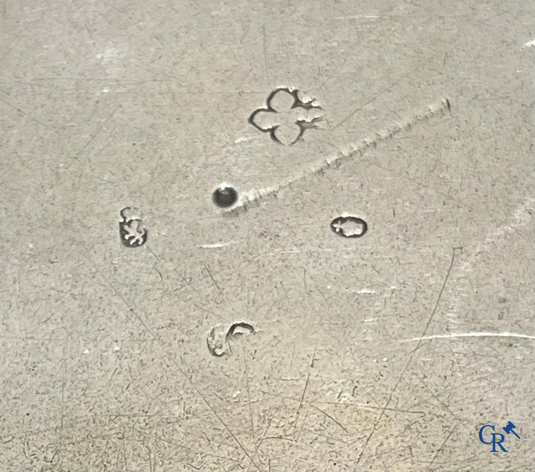 Ecuelle à bouillon couvert ronde en argent avec 2 poignées plates et couvercle légèrement incurvé. Bruxelles ou Namur, XVIIIème siècle.