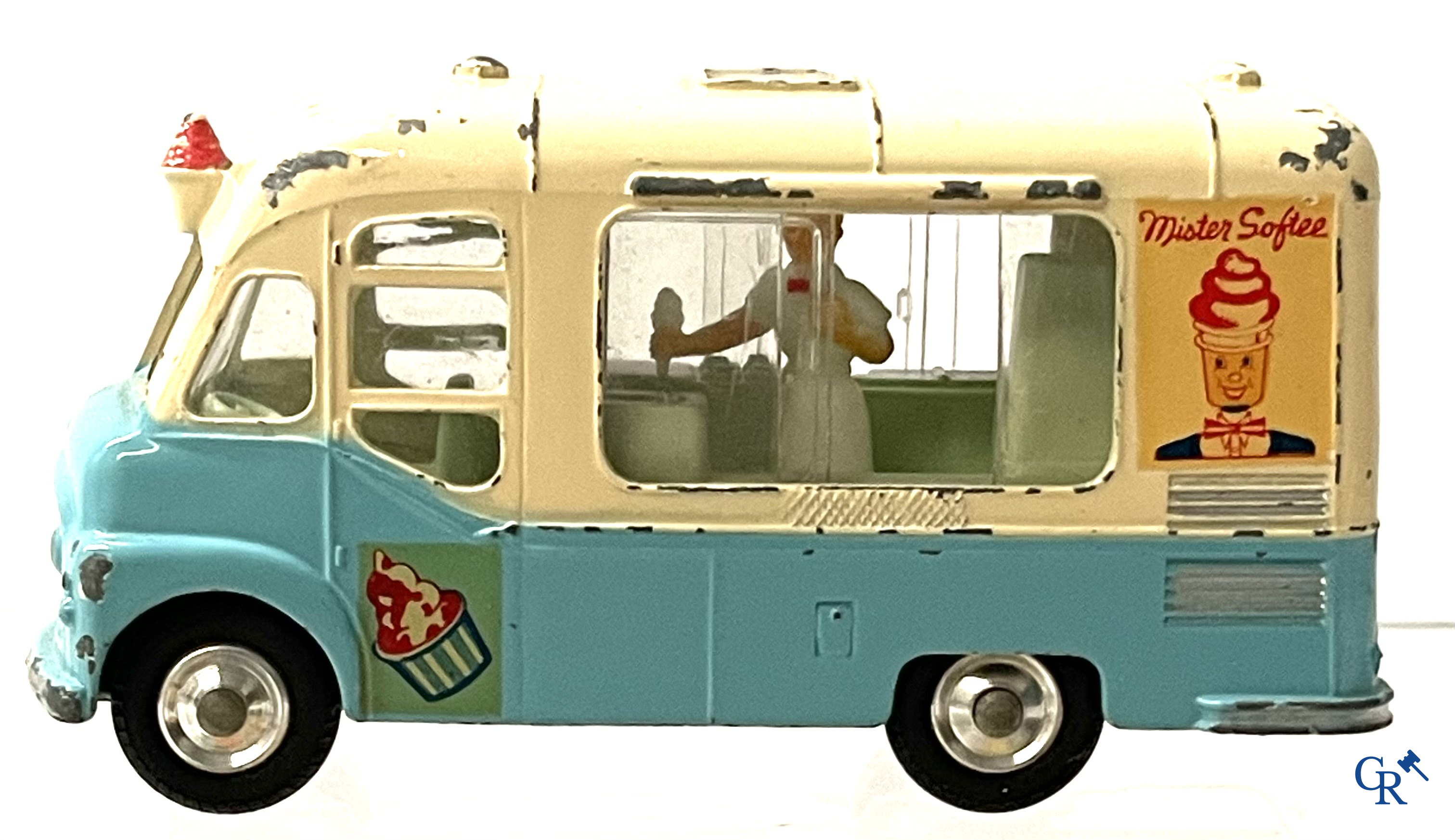 Old toys, a lot with Dinky Toys and Corgi Toys.