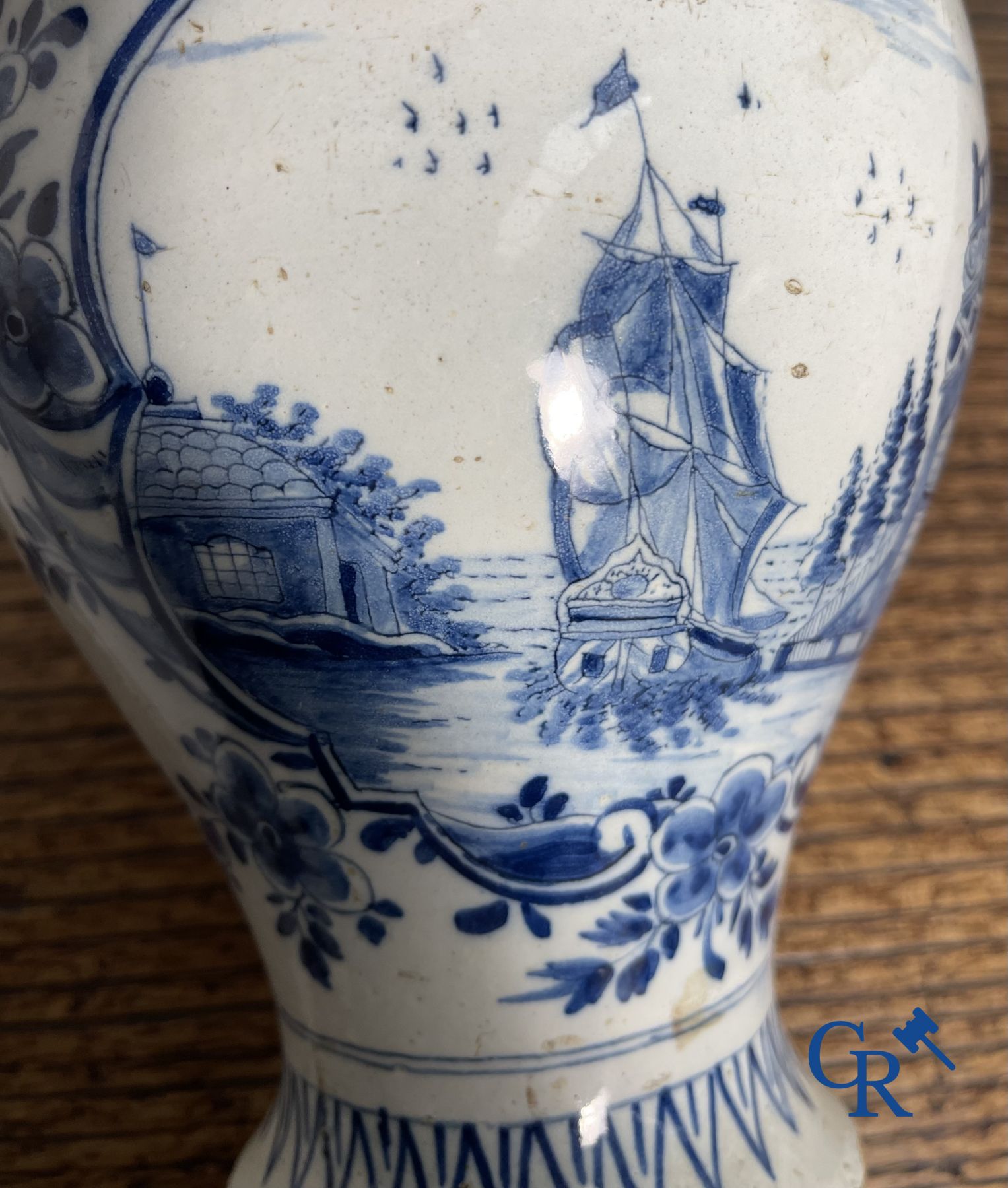 Delft : 11 pièces en faïence bleu et blanc aux décors différents. XVIIe - XVIIIe siècle.