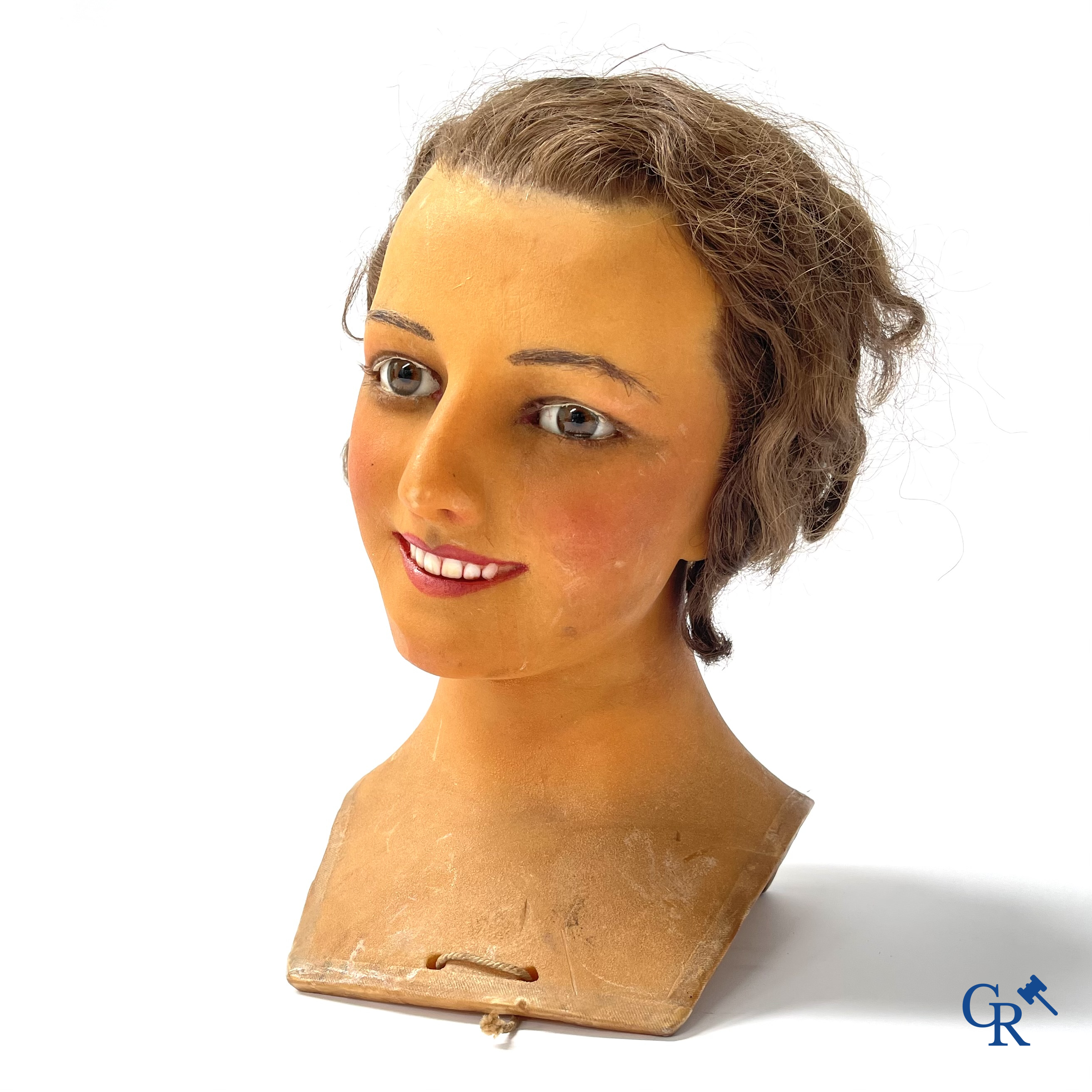 Een paar bustes voor mannequins in was met glazen ogen. Hoogstwaarschijnlijk Siegel of Pierre Imans. Circa 1920.