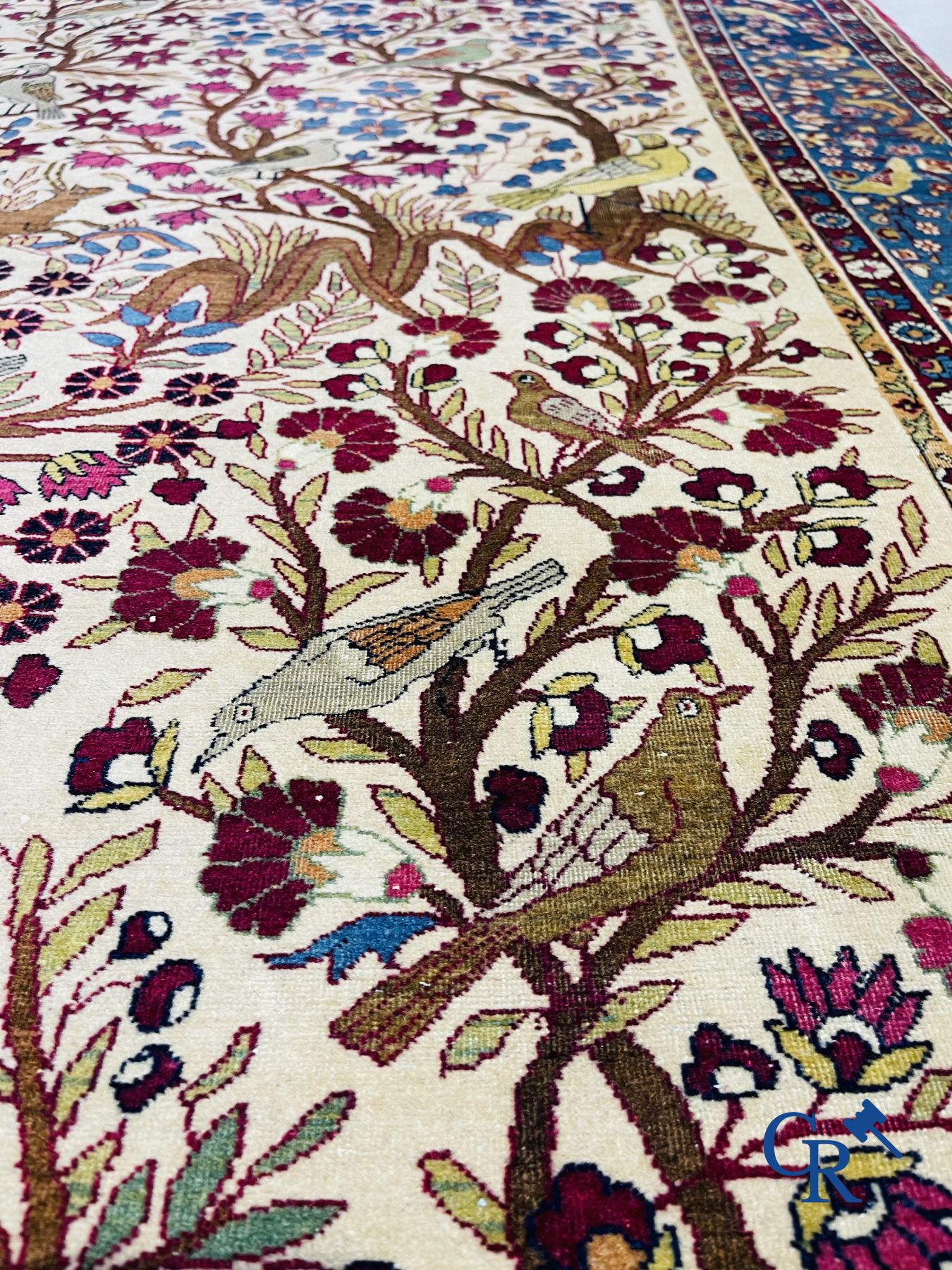 Tapis: Tapis ancien avec un décor d'animaux et d'oiseaux dans la forêt.