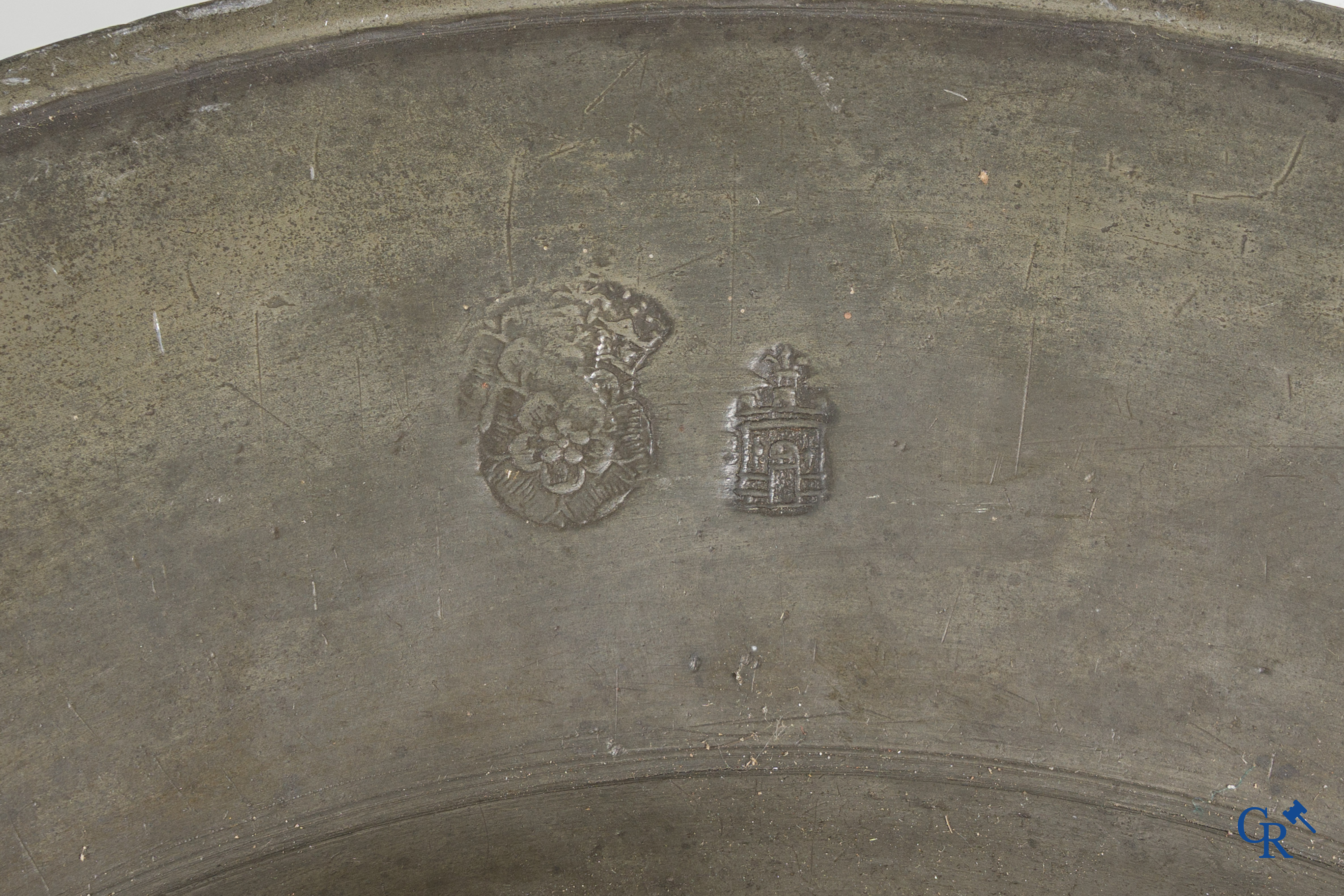 Een groot lot antieke tinnen schotels, waaronder een zeldzame scheerkom. 18e-19e eeuw.