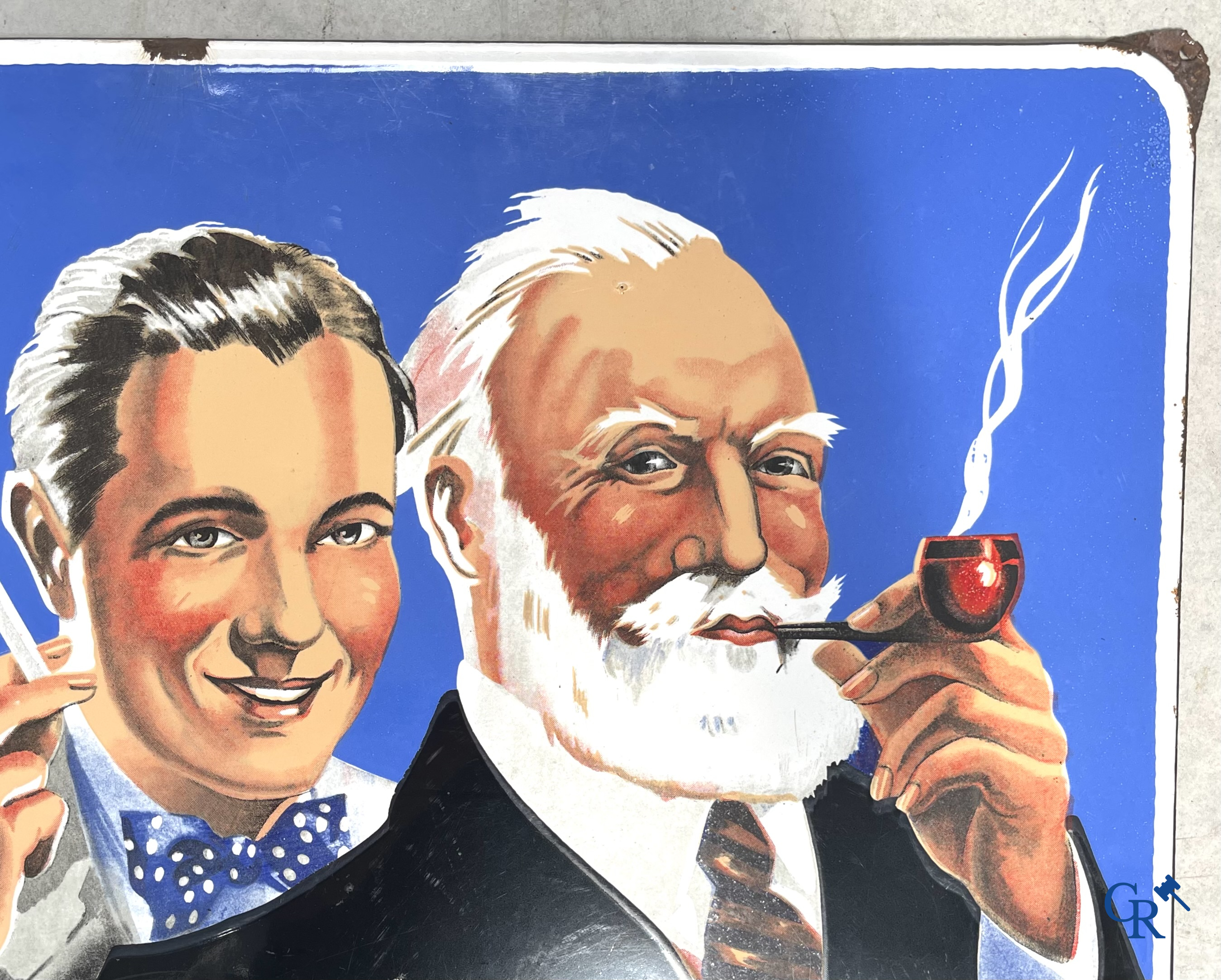 AJJA, Emaille reclamebord voor de tabakswaren van AJJA. Emaillerie Odon Warland. T.P. Bruxelles 1951.