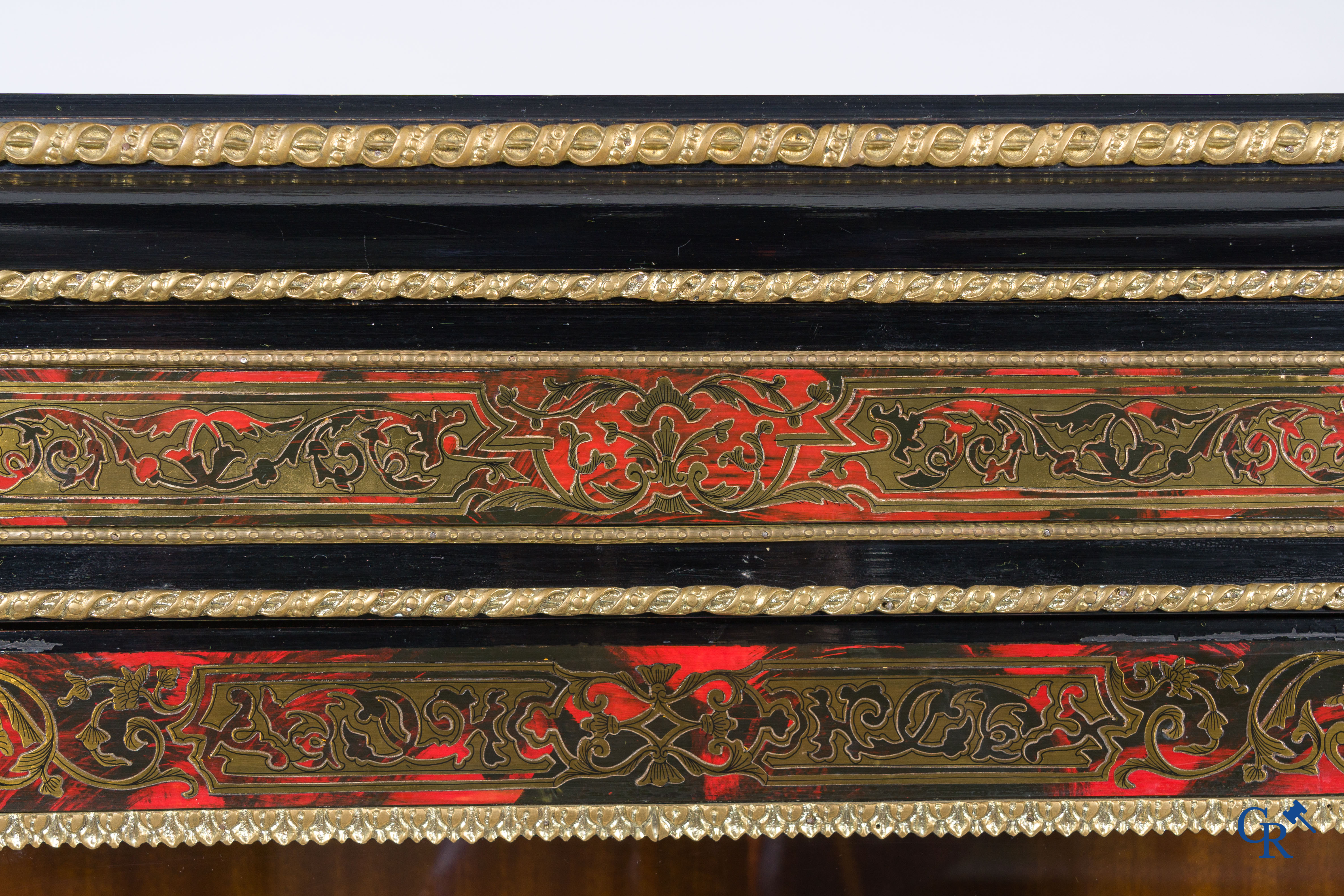 Een 1 deurs vitrine meubel met Boulle marqueterie. 19de eeuw.