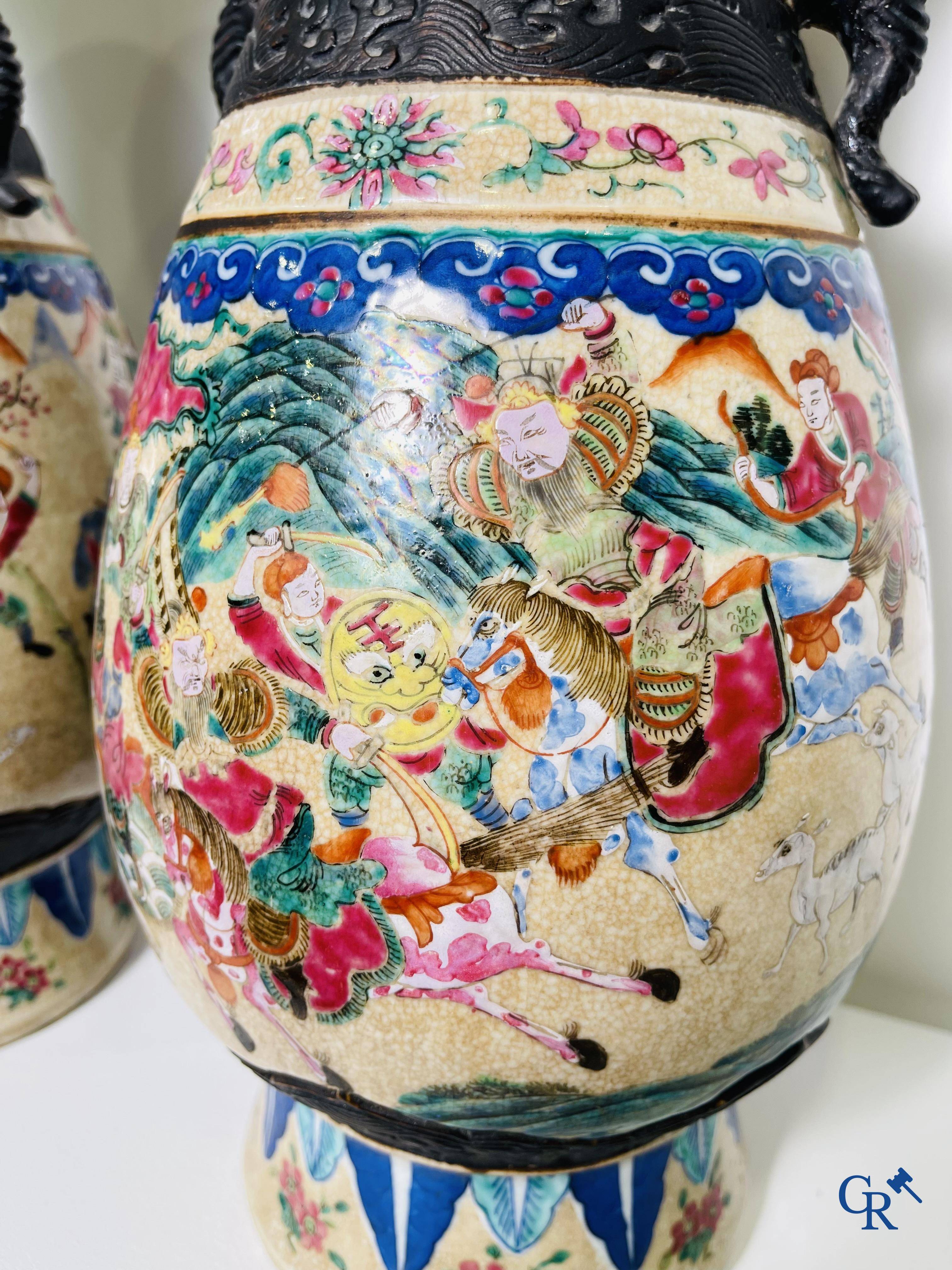 Art Asiatique : Une paire de vases Nanking Chinois décor famille rose.