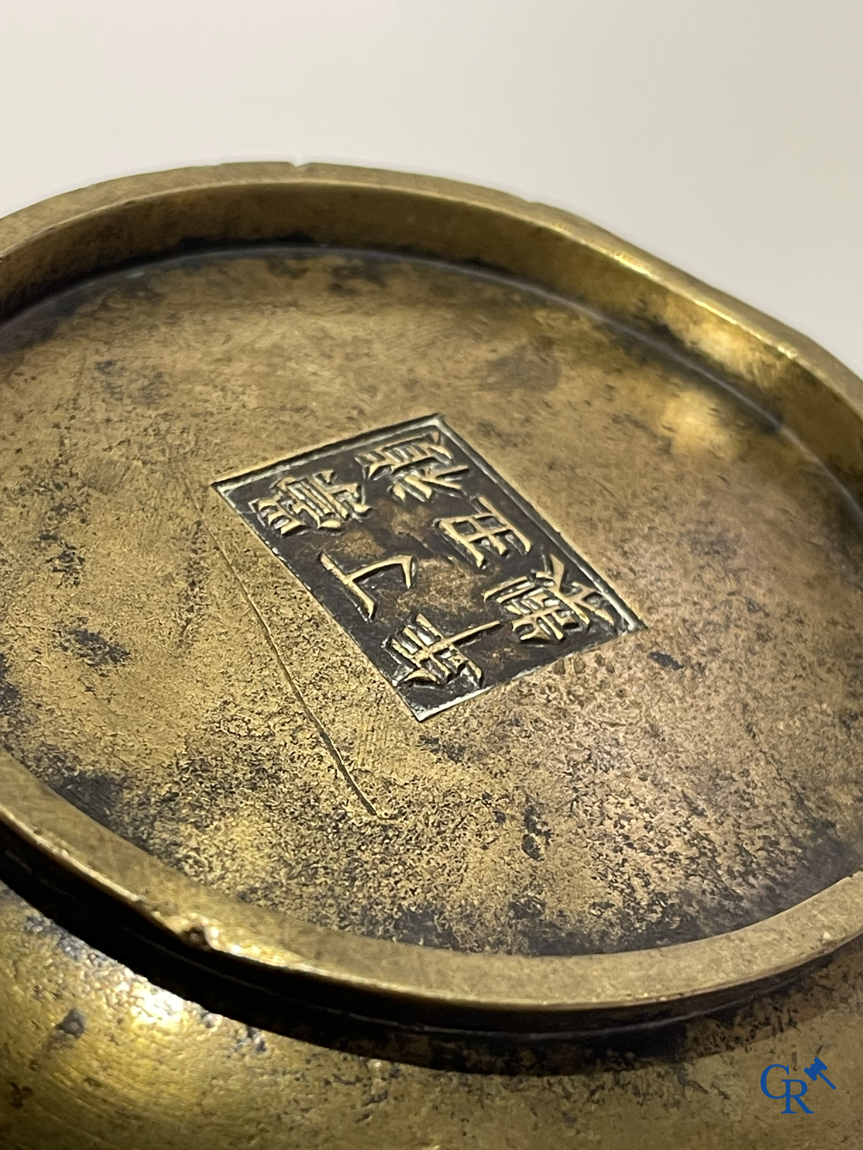 Aziatica, een Chinese bronzen wierookbrander. Chóngzhēn Dīngchǒu nián zhì 崇禎丁丑年製 mark, gedateerd 1637.