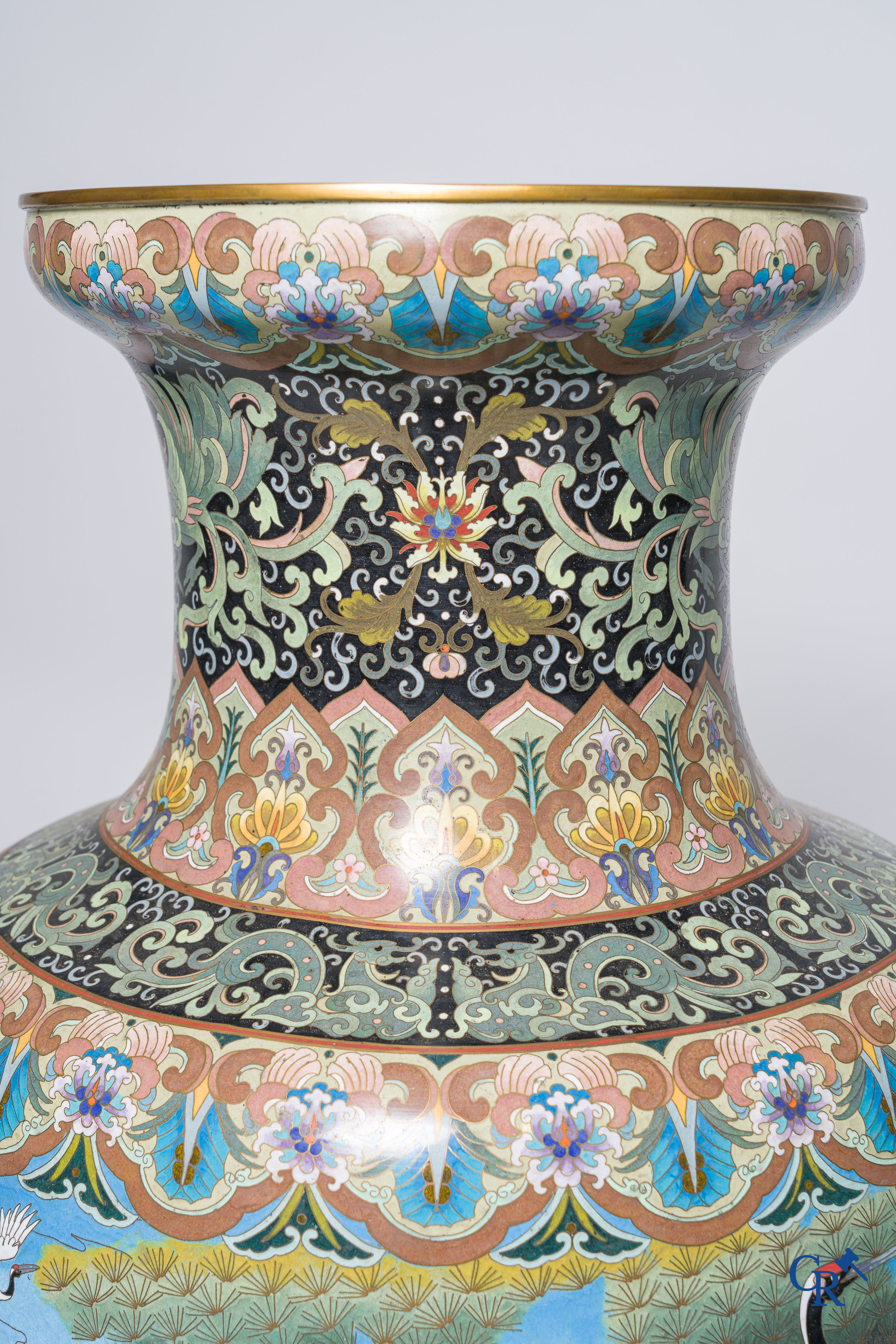 Aziatica, een imposant paar cloisonné vazen met kraanvogels. 20ste eeuw.