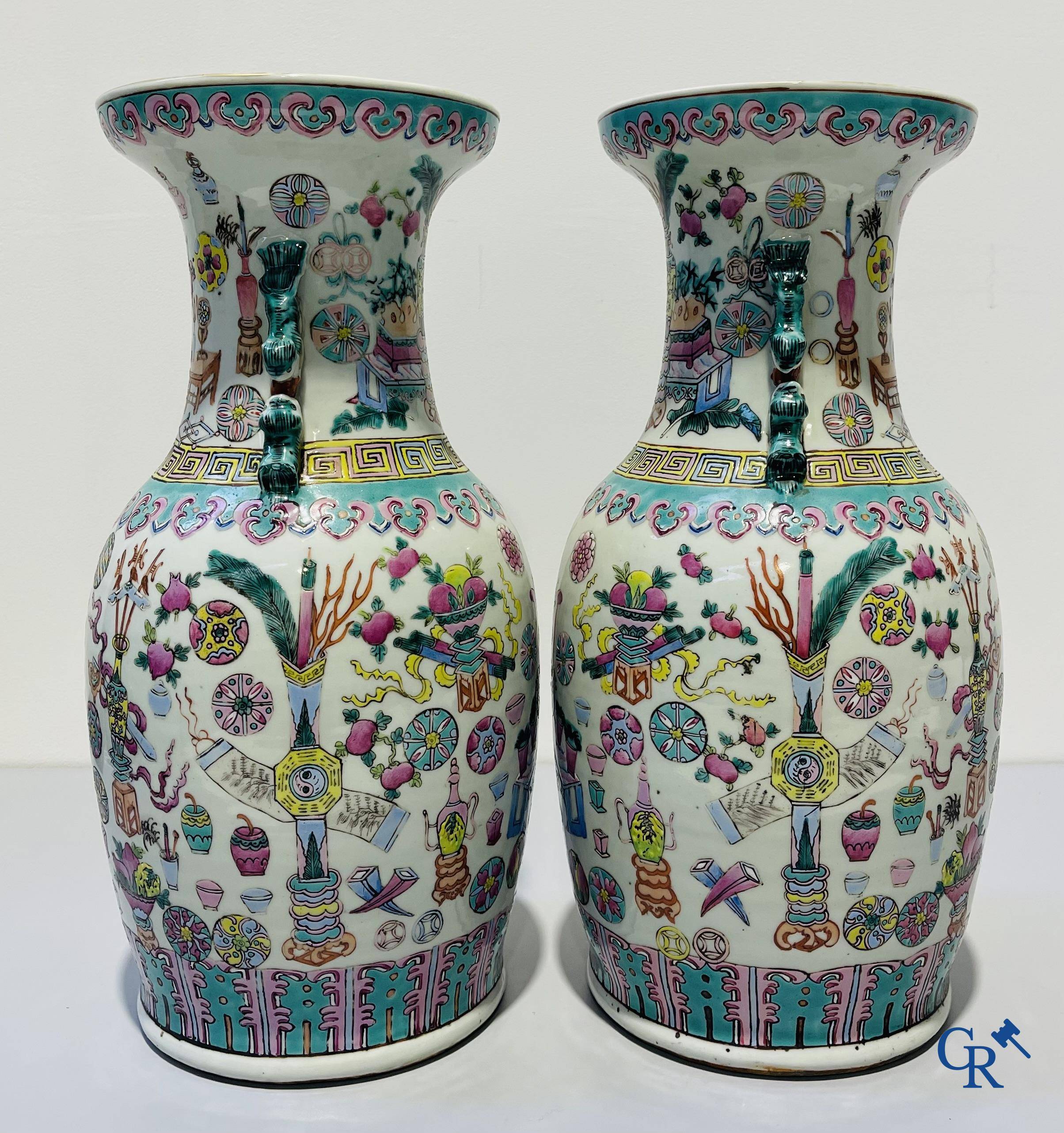 Art Asiatique, porcelaine chinoise. Une paire de vases chinois avec un décor d'antiquités. 19ème siècle.