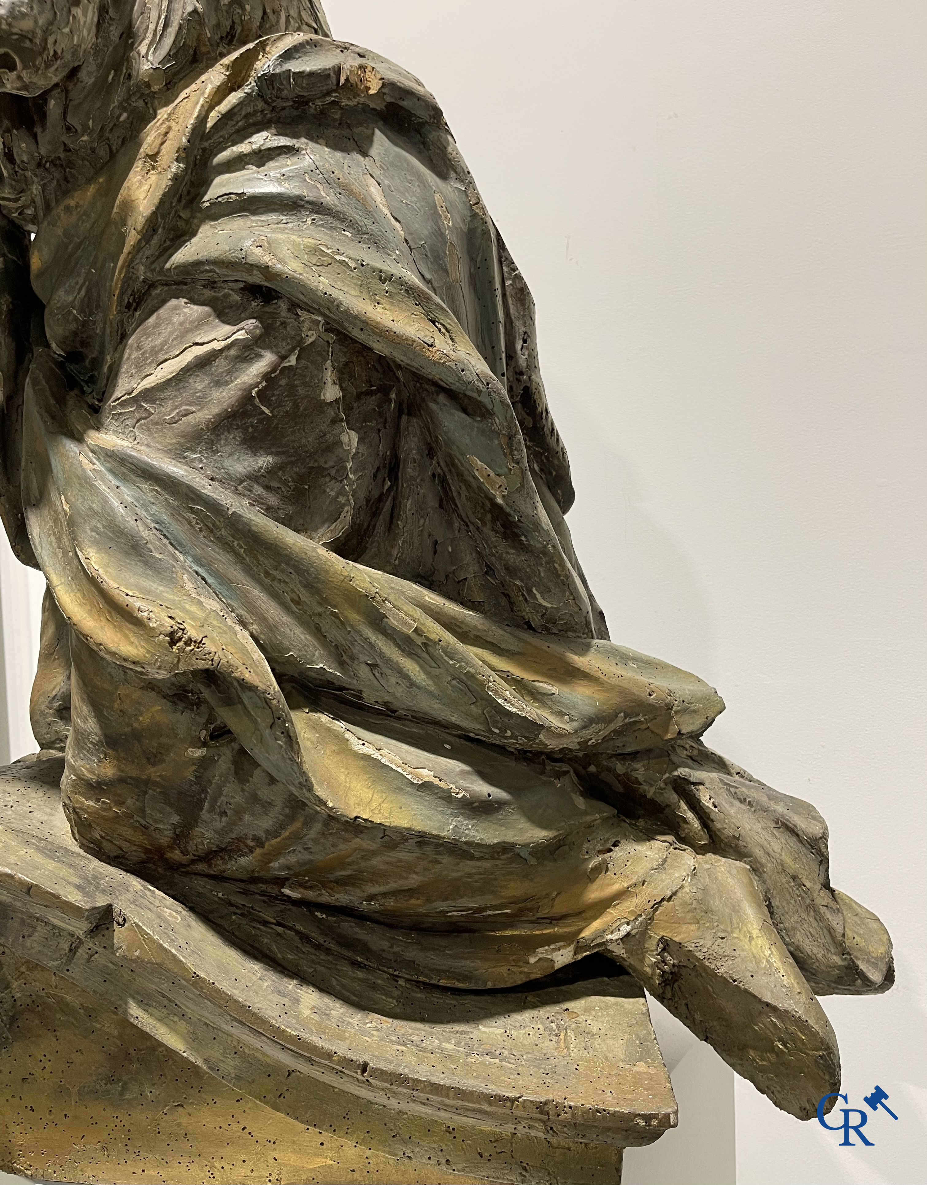 Objets religieux, un imposant ange agenouillé en bois. XVIIIe siècle.