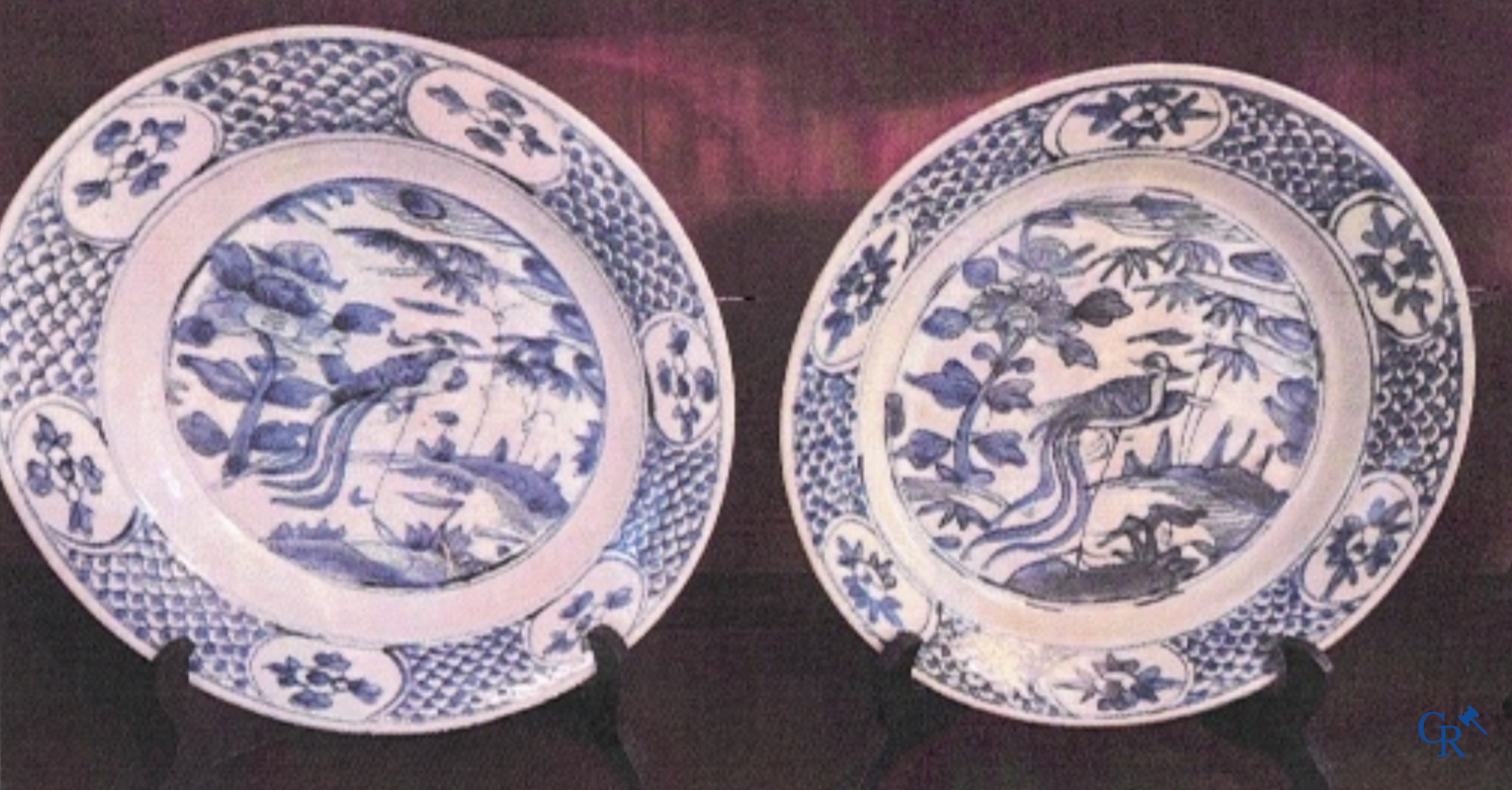 Asian Art, A pair of large Swatow Chinese blue and white dishes decorated with a peacock. Ming Dynasty. Late XVI century.