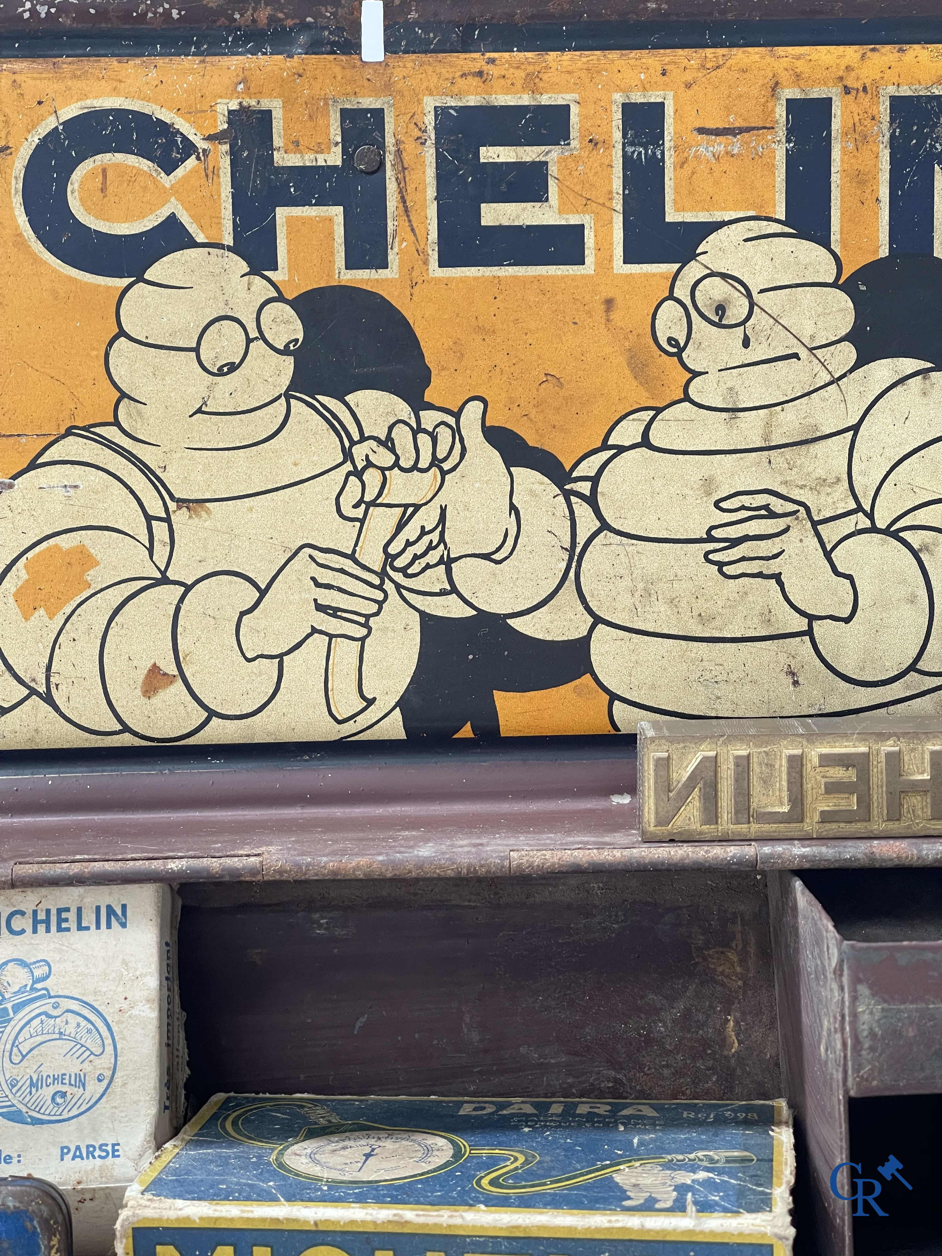 Michelin, een groot lot reclame objecten en meetinstrumenten voor Michelin banden.