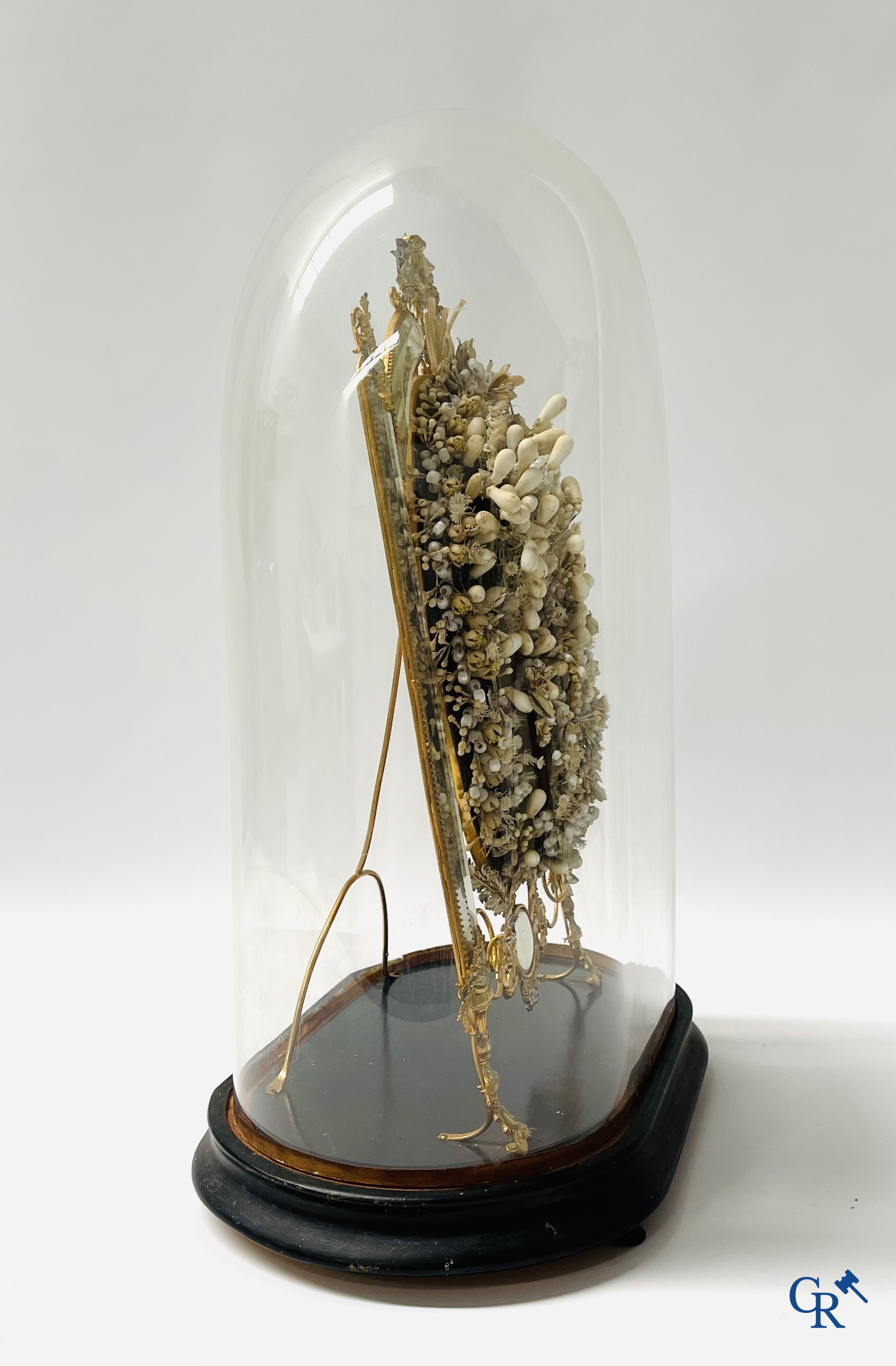 An exceptional glass dome with a bridal bouquet. Mirrors in gilded and silvered brass. Circa 1900.