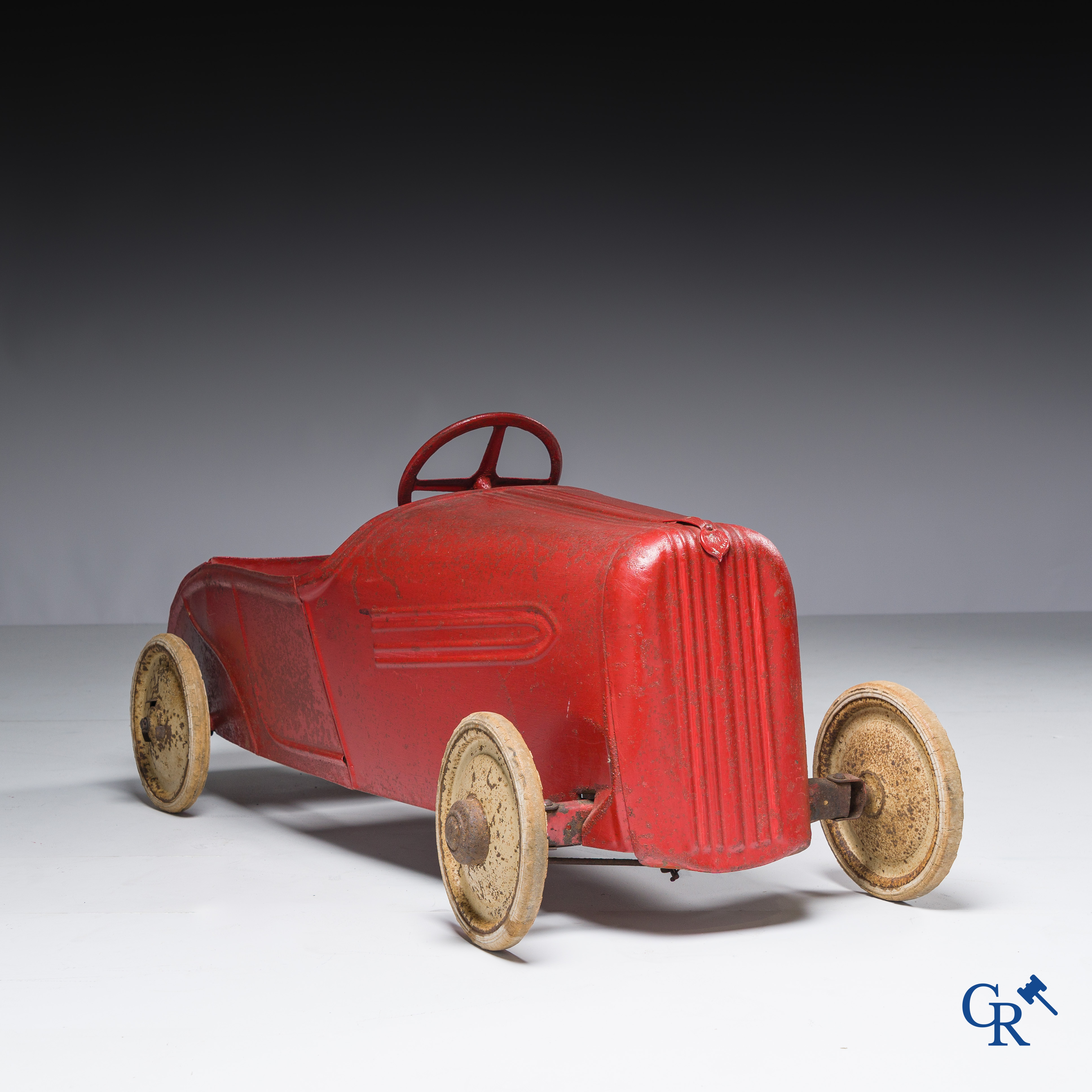 Torck, Deinze. Voiture à pédales avec pneus en caoutchouc blanc et emblème original. 