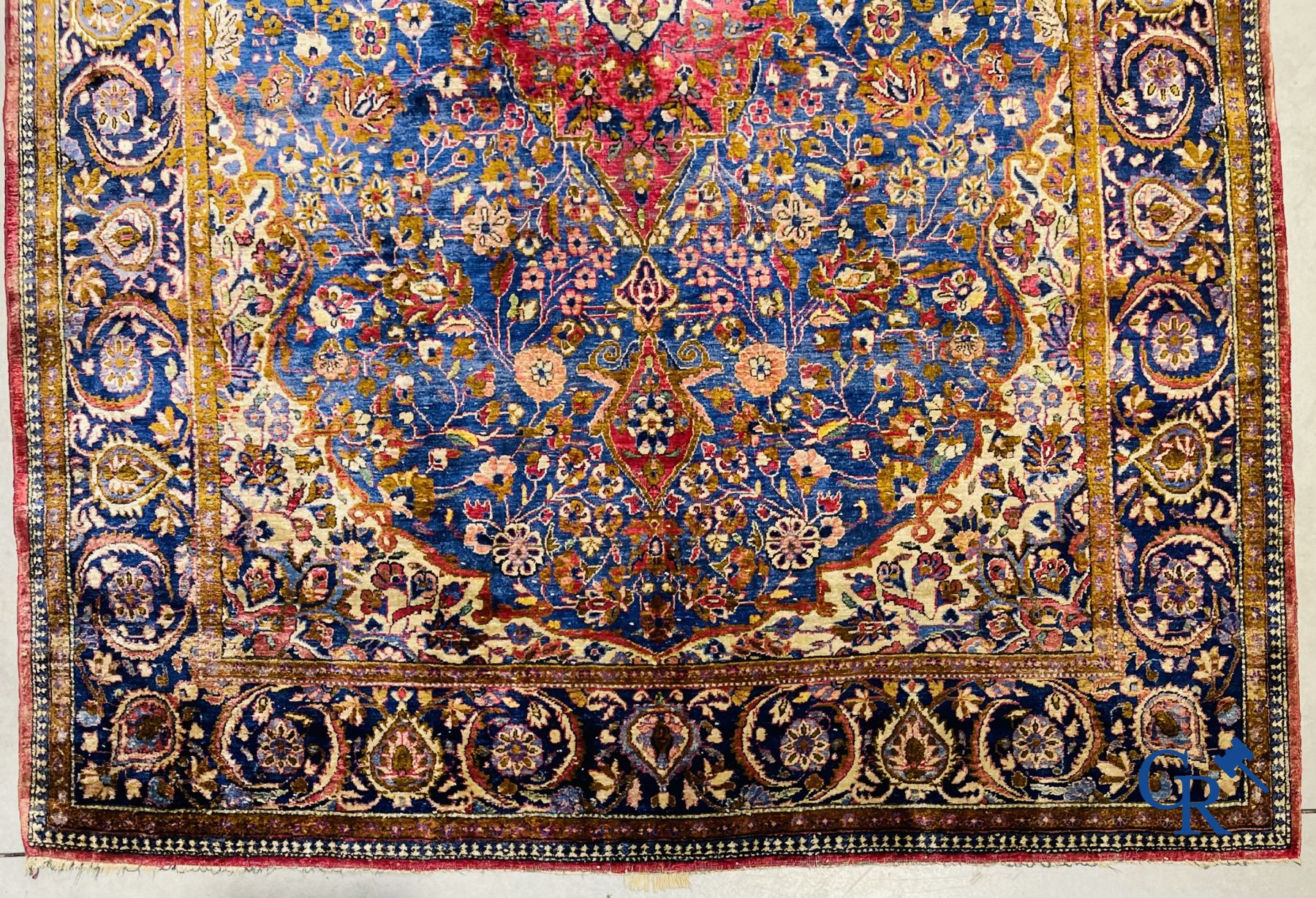 Tapis: Ancien tapis en soie, décor floral.