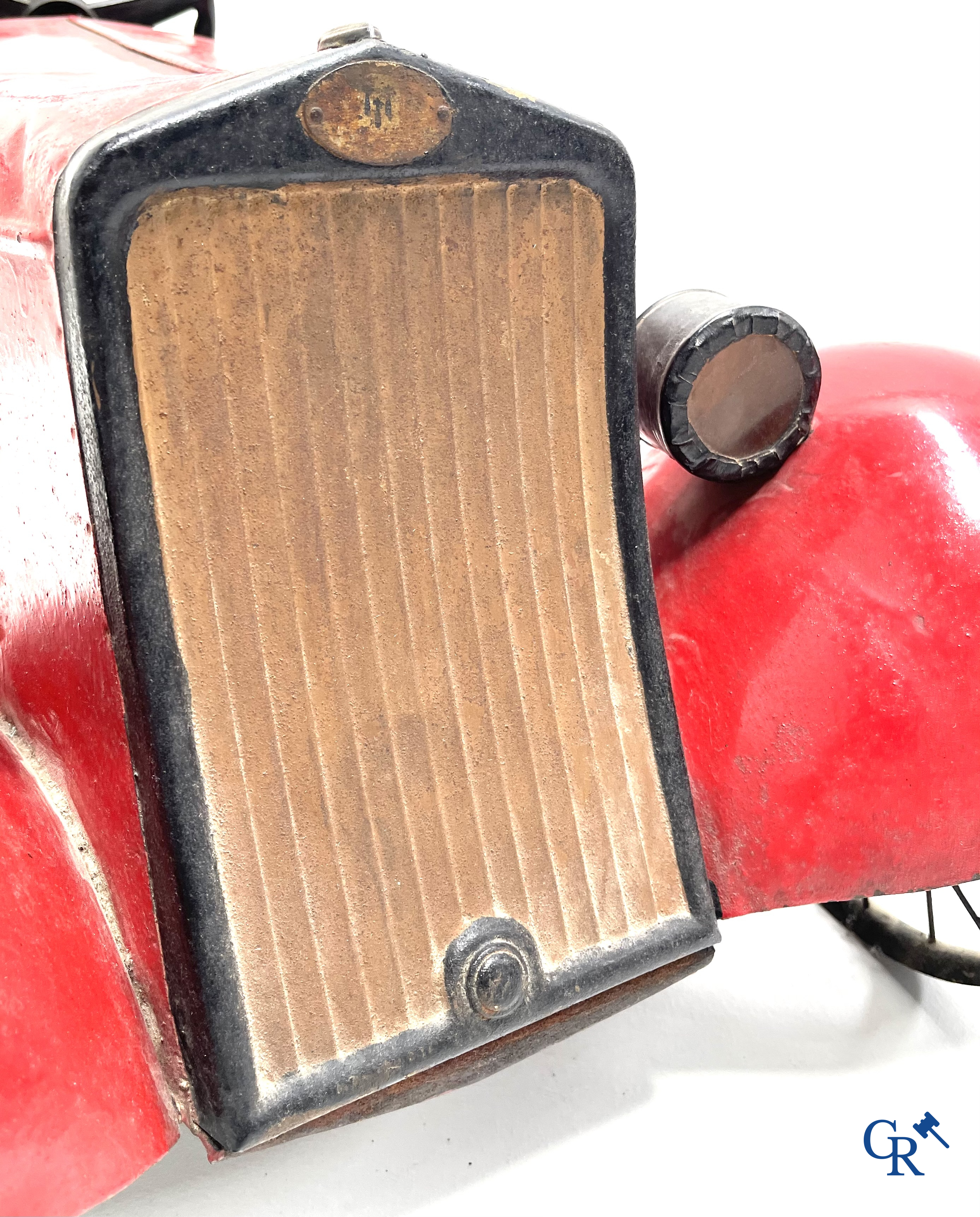 Eureka, model Delage. Luxe uitvoering met spaakwielen, verlichtingssysteem en opendraaiend kofferdeksel. Circa 1930.