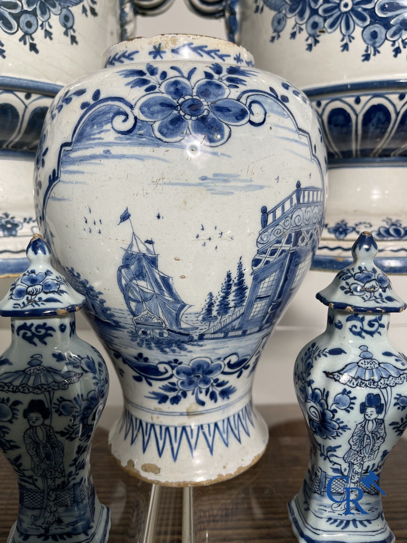 Delft : 11 pièces en faïence bleu et blanc aux décors différents. XVIIe - XVIIIe siècle.