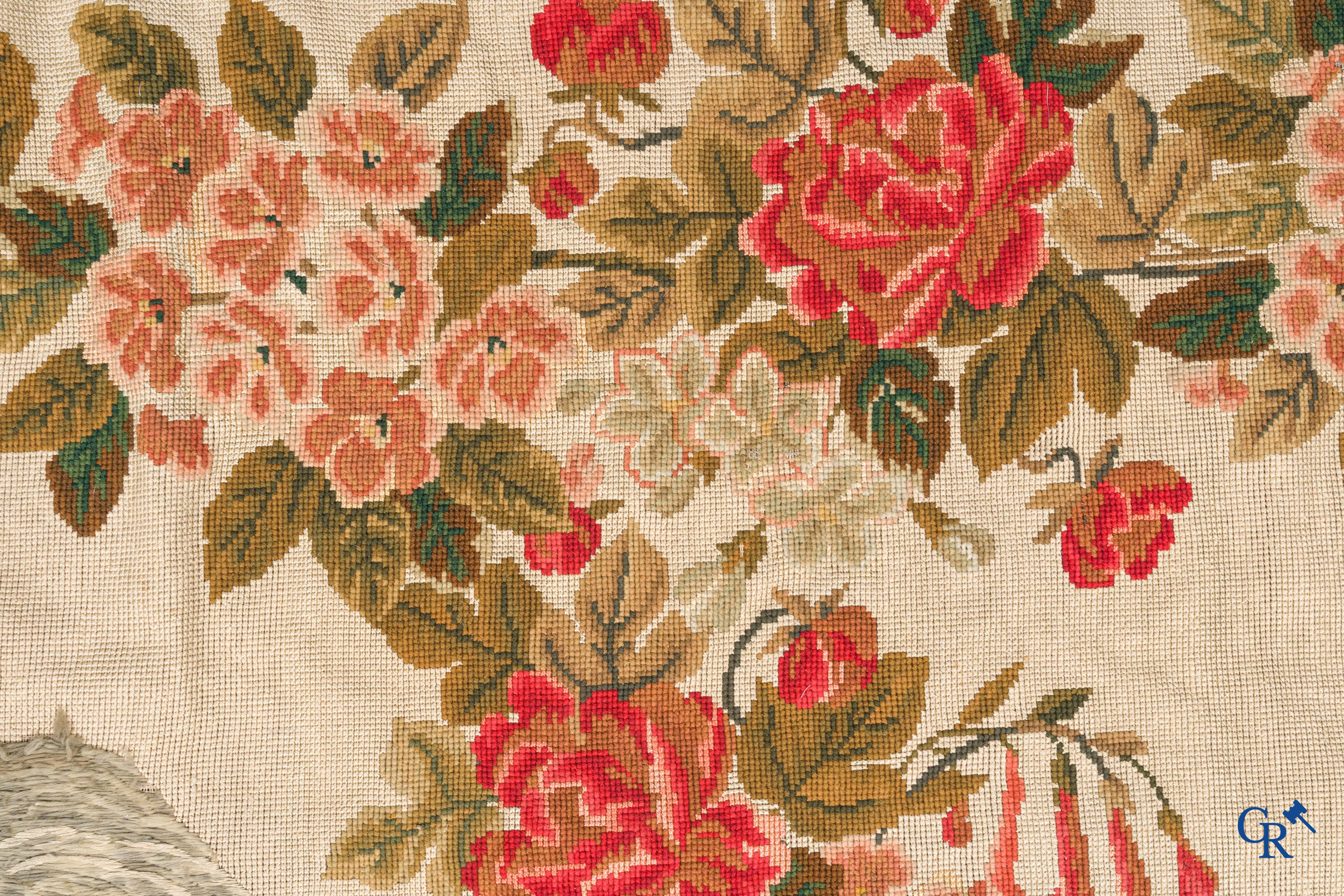 Religieuze objecten, 2 antieke houten heiligbeelden en een grote broderie met religieuze taferelen.