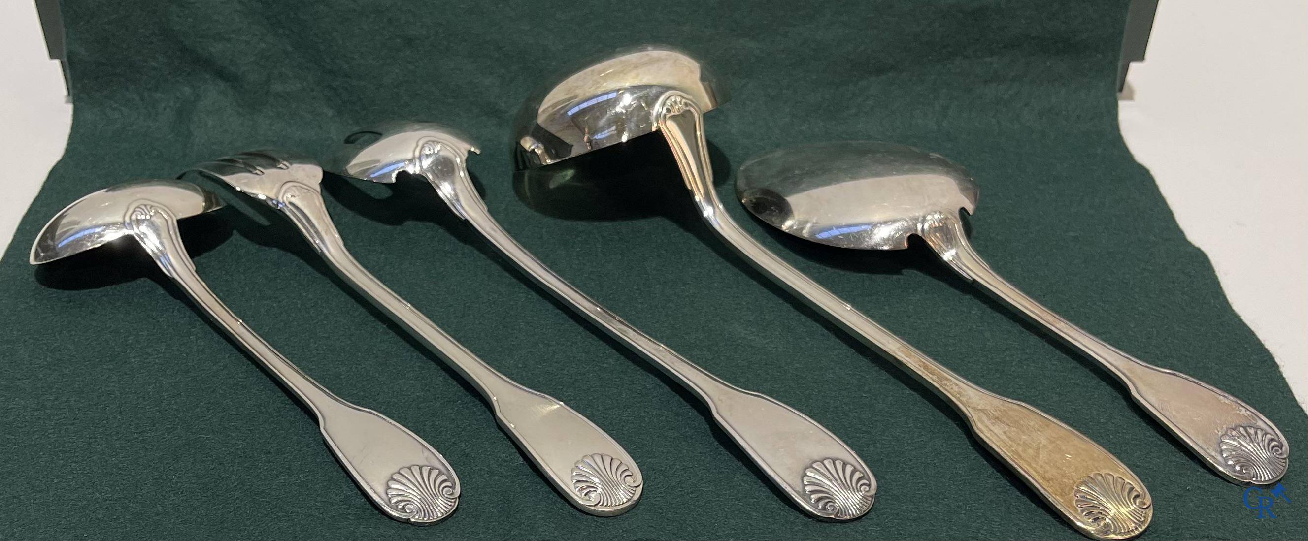 Christofle: une boîte à couverts de 155 pièces modèle Vendôme dans sa boîte de rangement d'origine.