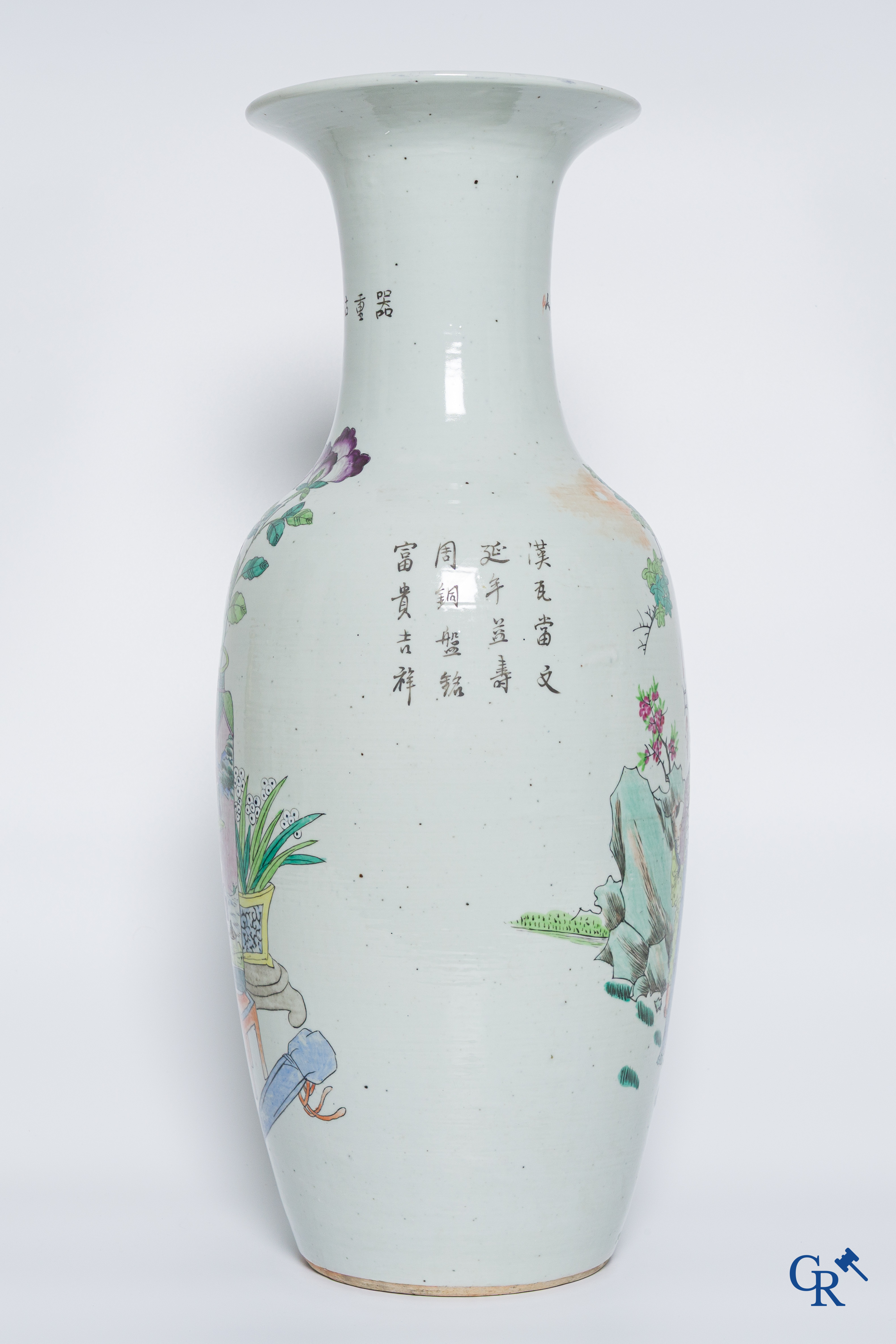 Chinees Porselein: Chinese vaas met een dubbel decor van personages en antiquiteiten.