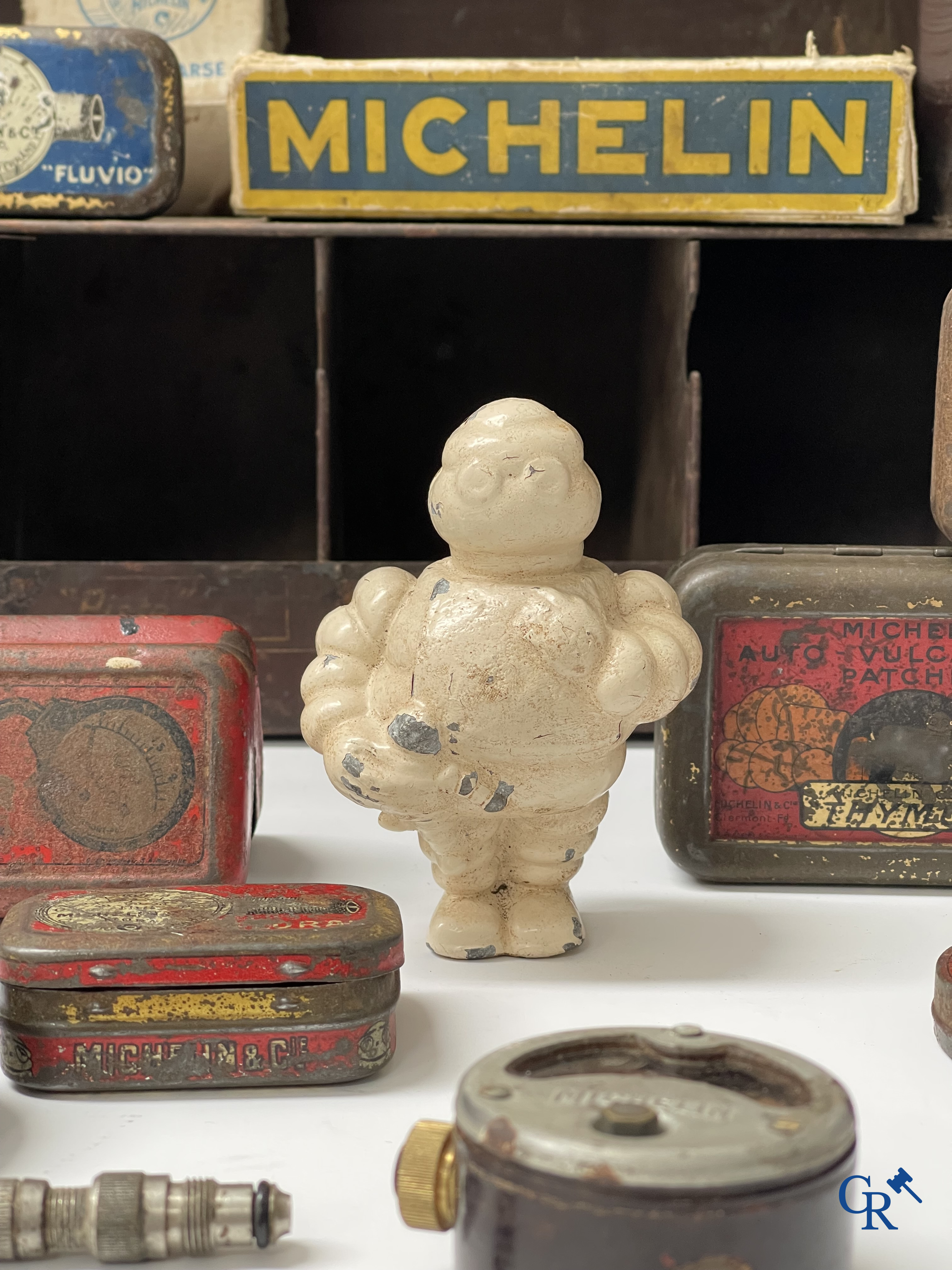 Michelin, een groot lot reclame objecten en meetinstrumenten voor Michelin banden.