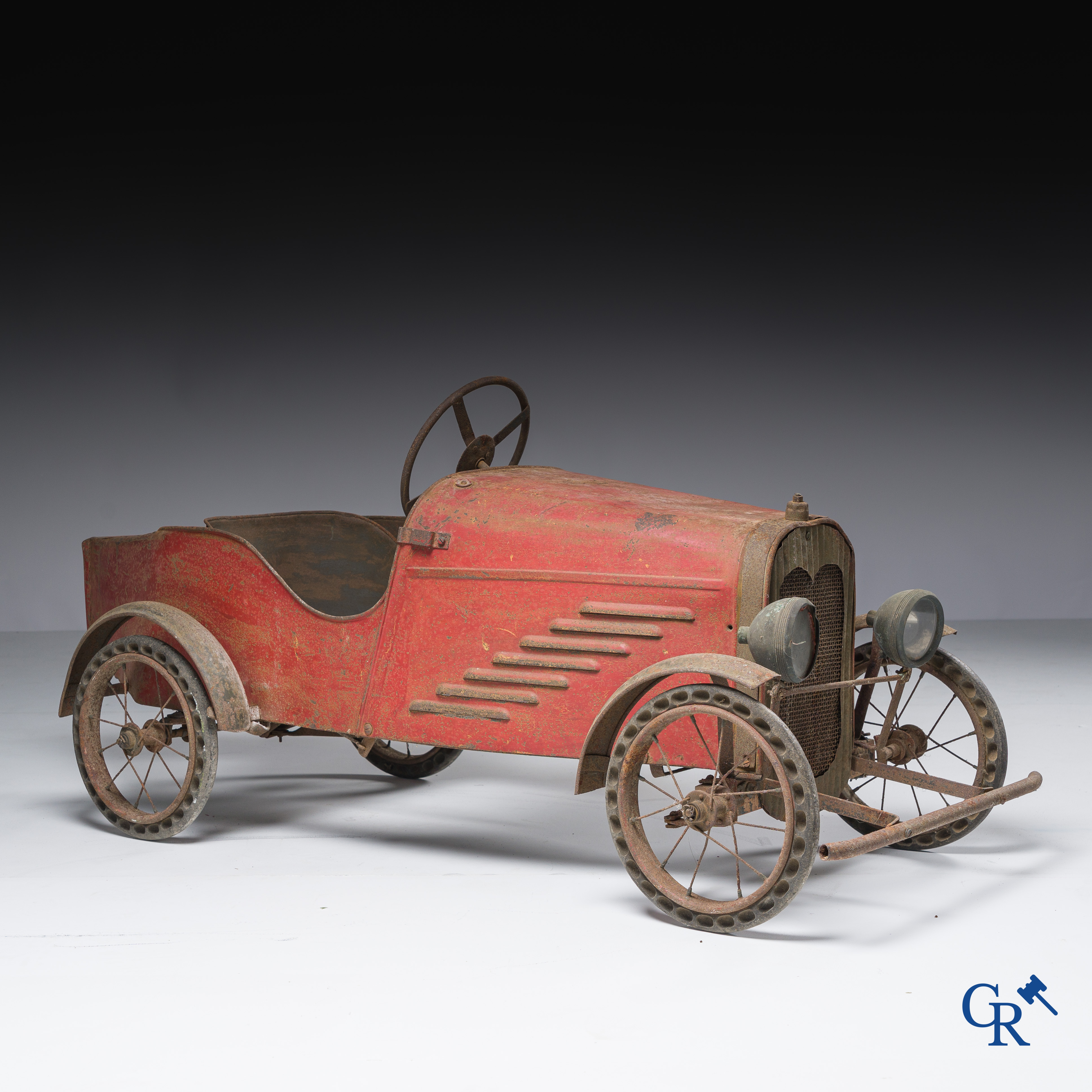 Zeldzame pedaalwagen in metaal en hout met spaakwielen en originele beschildering. Circa 1925.