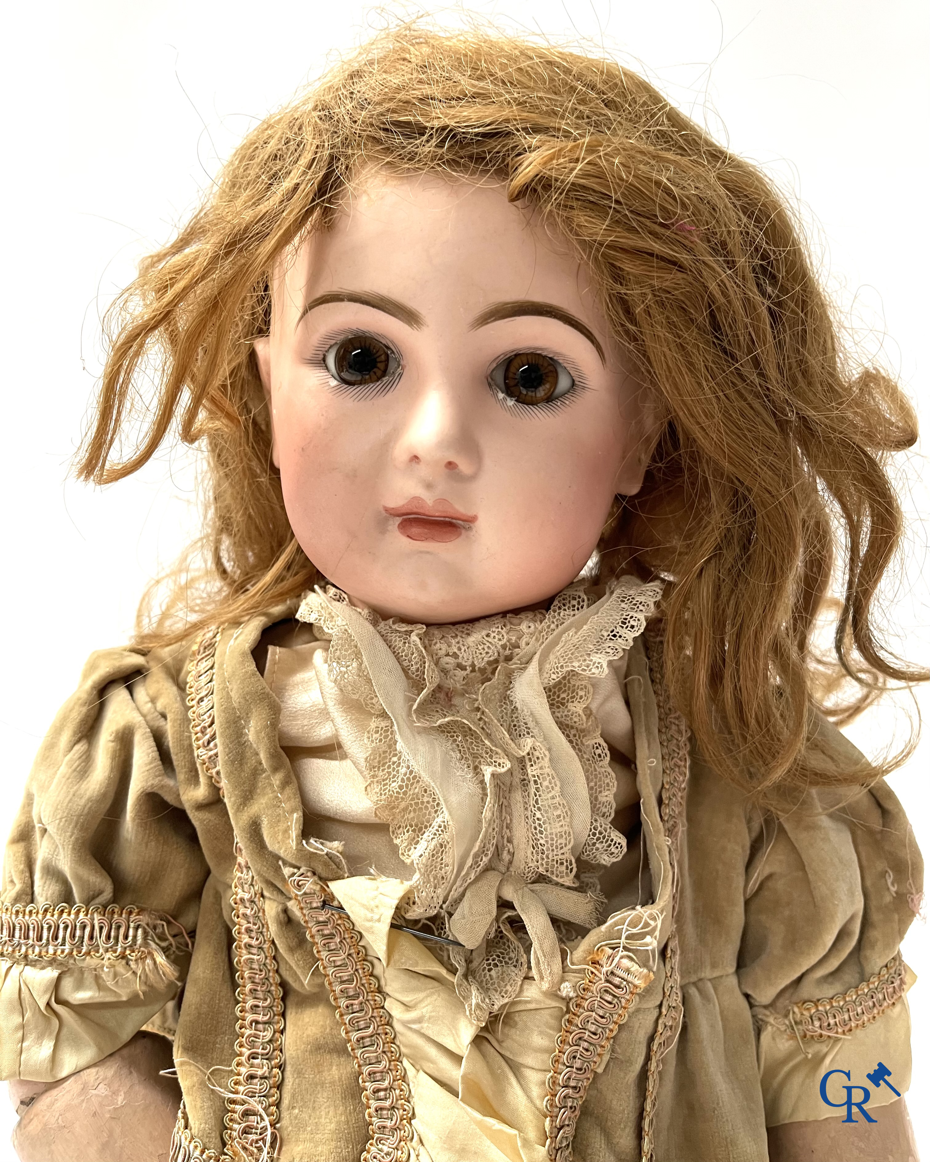 A lot with beautiful antique dolls, Jumeau bouche fermée, bath doll Frozen Charly, quirky rattles, etc.