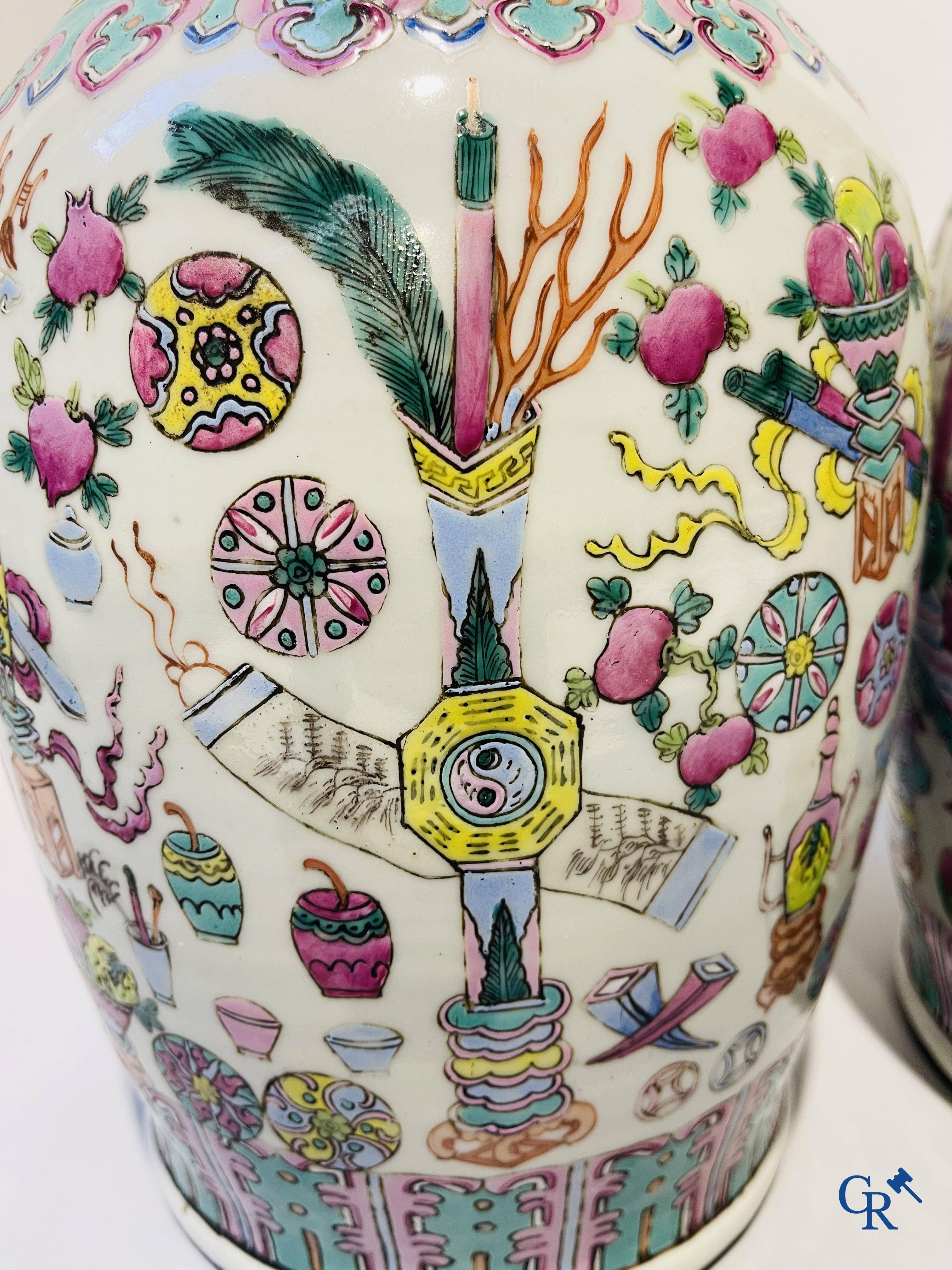 Art Asiatique, porcelaine chinoise. Une paire de vases chinois avec un décor d'antiquités. 19ème siècle.