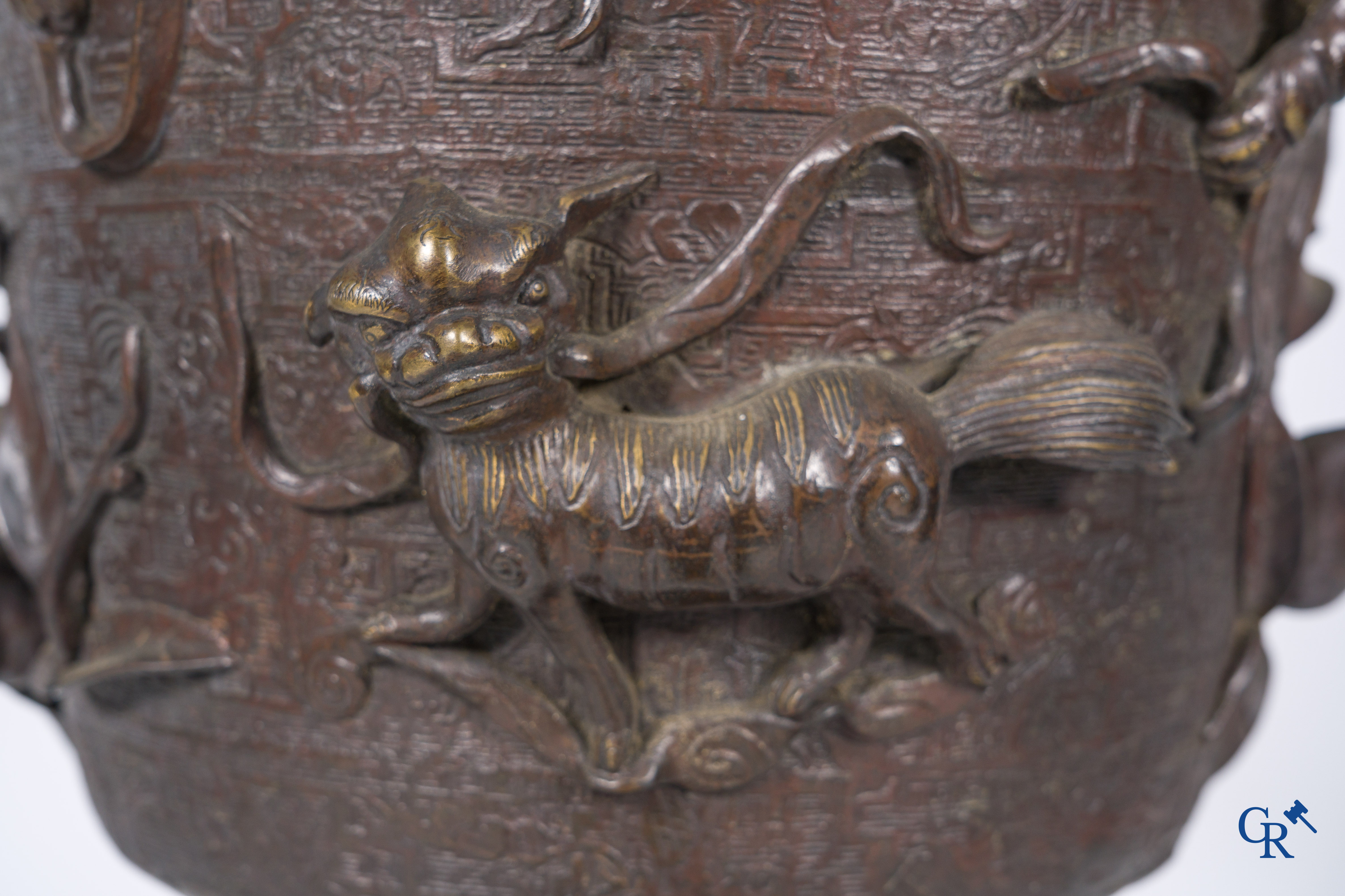 Aziatica, een imposante bronzen Chinese vaas op een sokkel in Chinees hardhout.