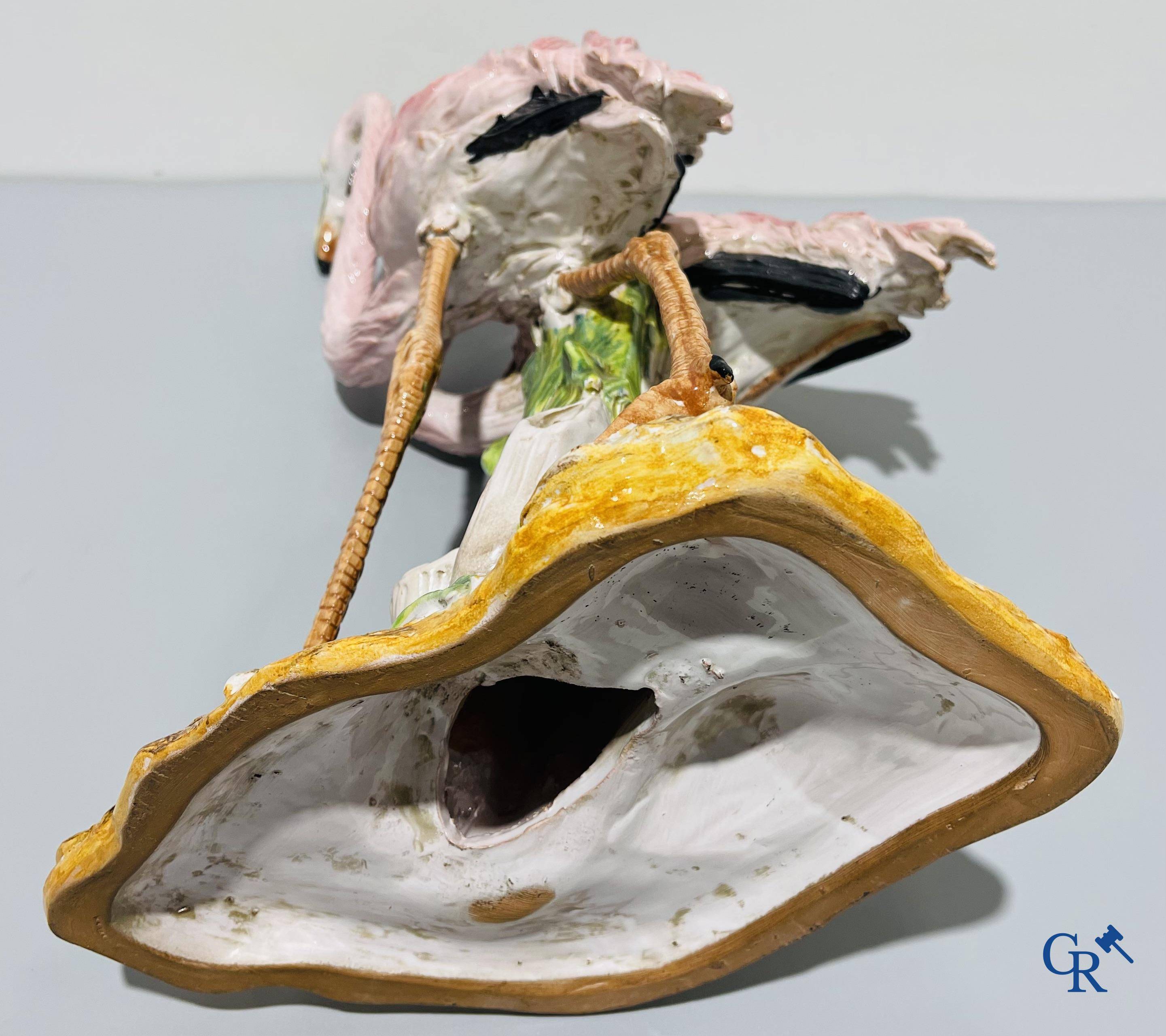 Un couple de flamants roses en barbotine dans le gout de Massier.