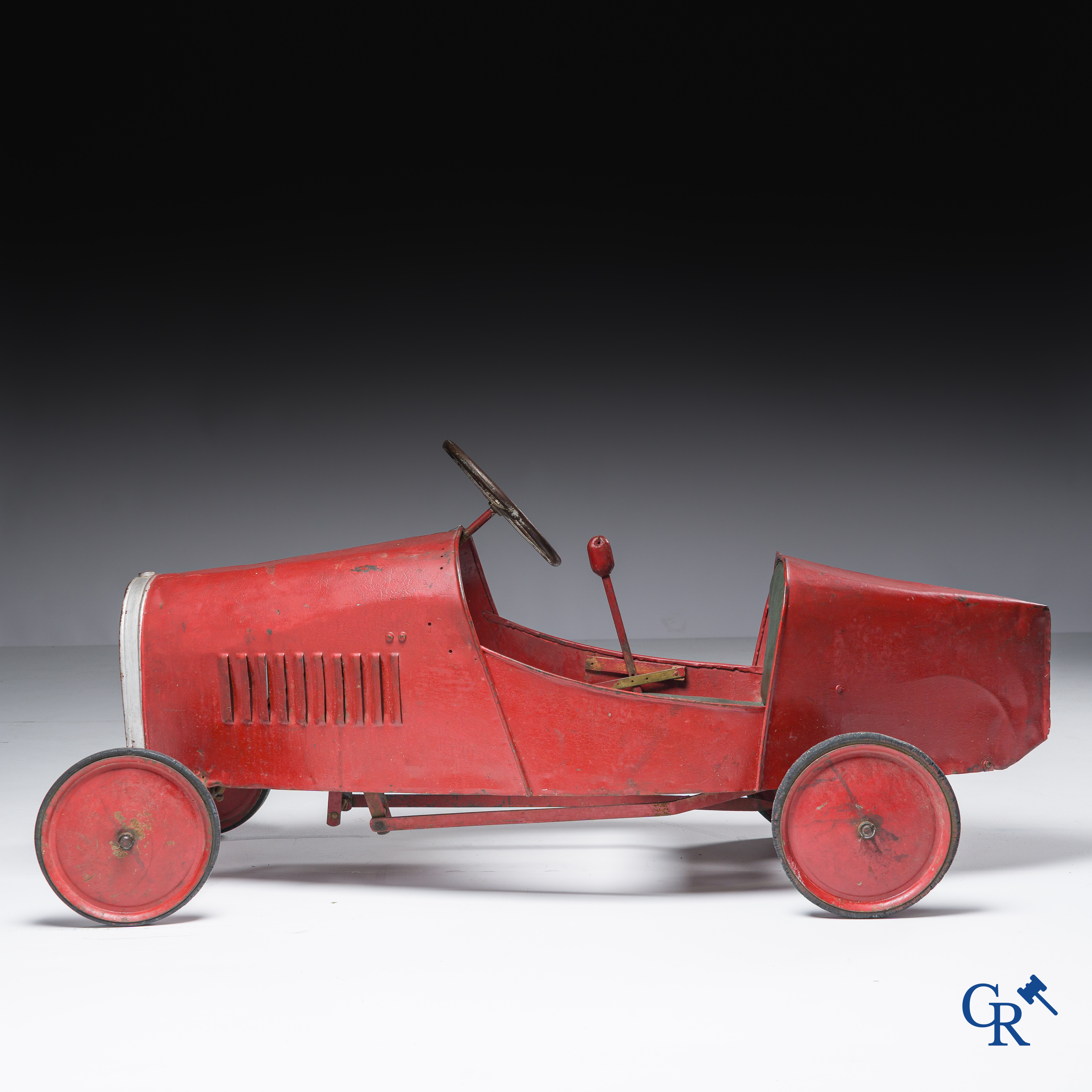 Pedaalwagen, type Bugatti in metaal met een handremsysteem op het achterwiel. Circa 1930.