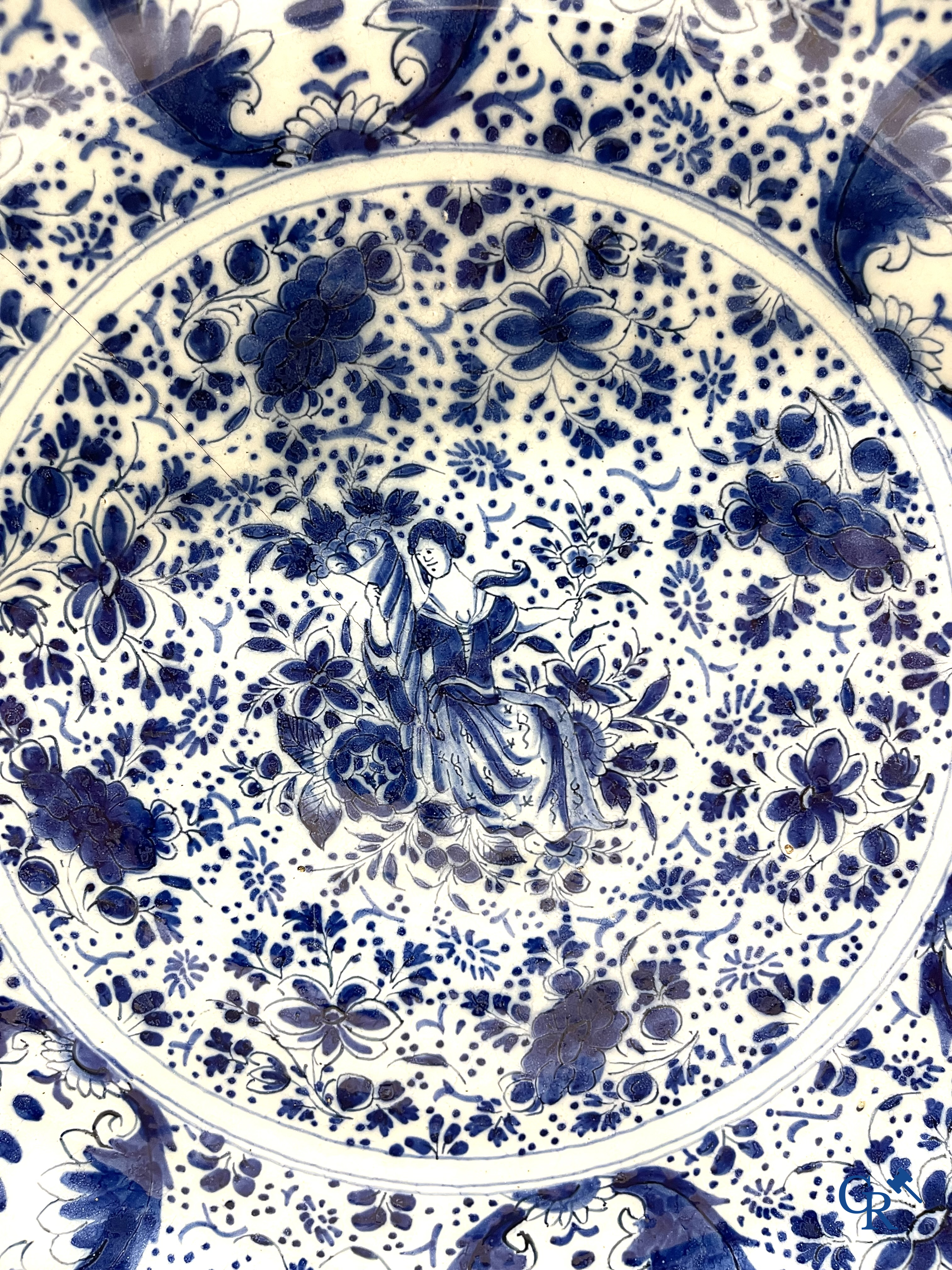 2 grands plats en faience de Delft et une lanterne en cuivre. XVIIIe siècle.