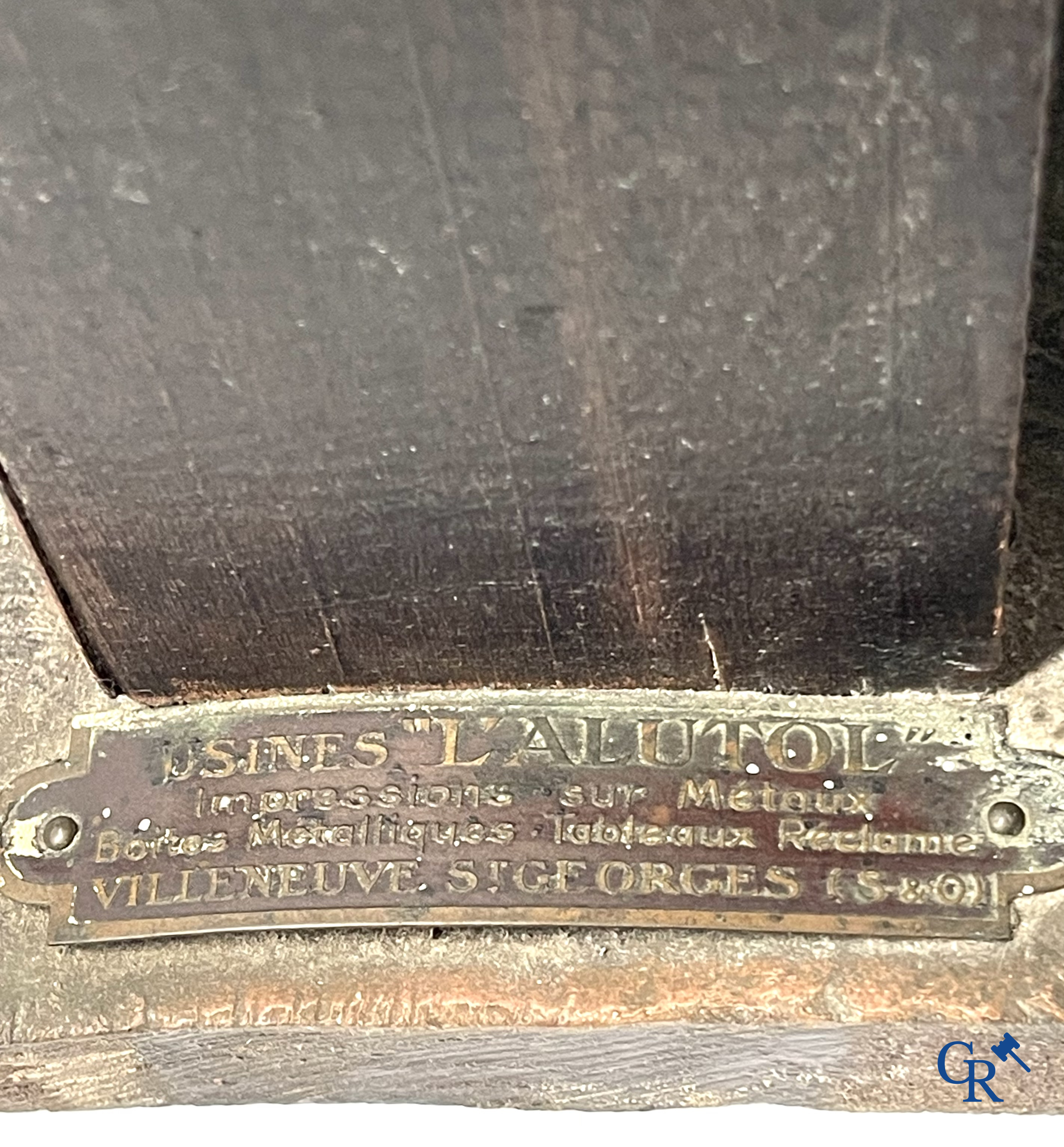 Pastilles Valda, Publiciteits automaat met voorstelling van dokter Valda naar een illustratie van Georges Grellet.