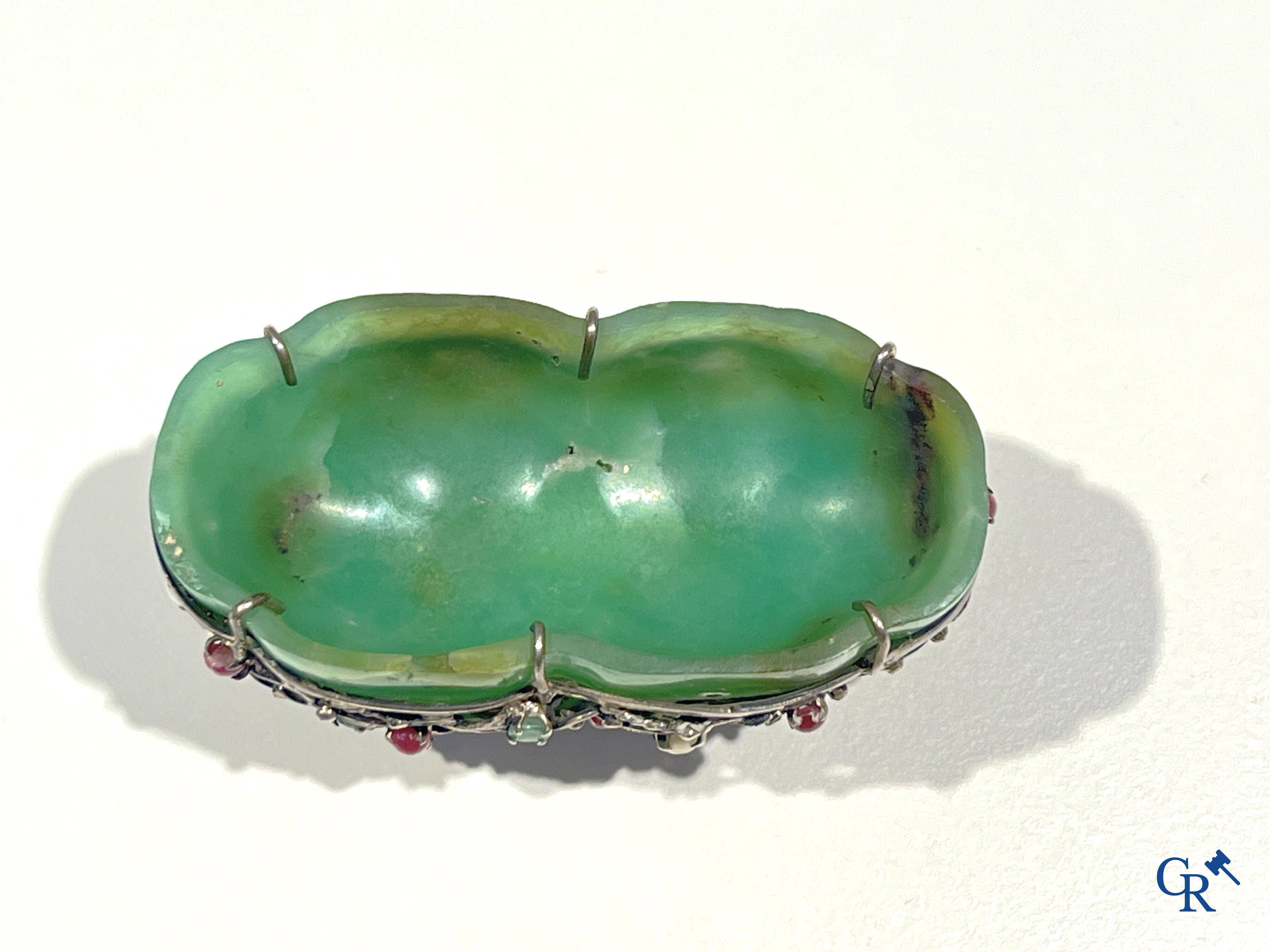 Jade/Argent: Coupe en jade montée dans une monture en argent. (925°/00).
