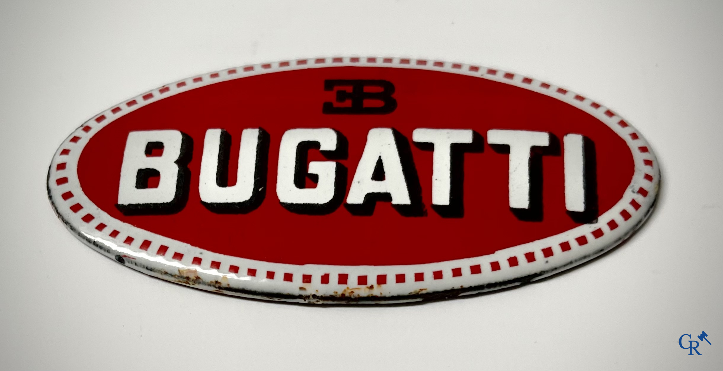 Automobilia. Bugatti, originele Bugatti "macaron" of grille teken in geëmailleerd metaal.