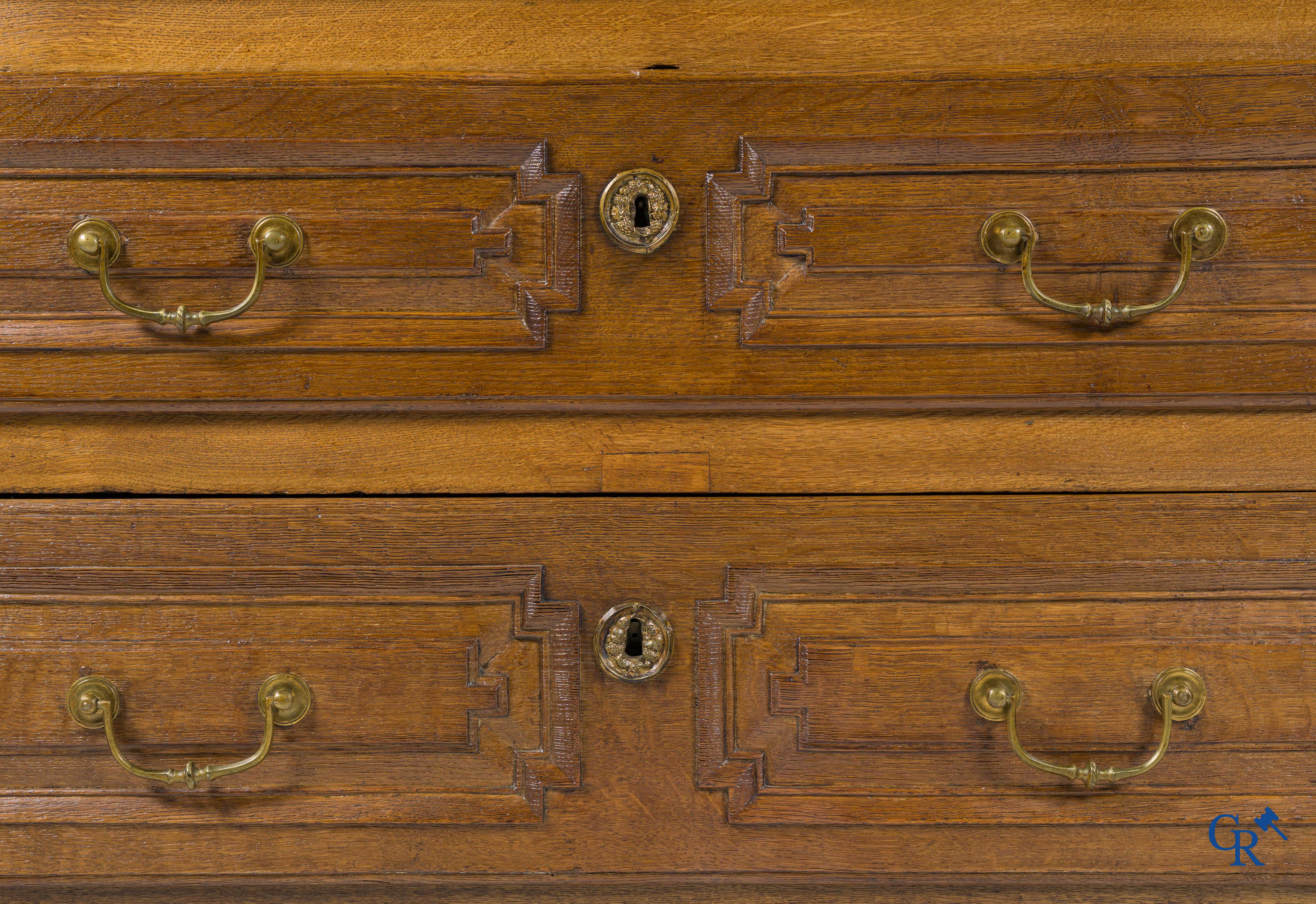 An early 19th century decorative chest of drawers in oak with 3 drawers and a secret in the bottom drawer.
