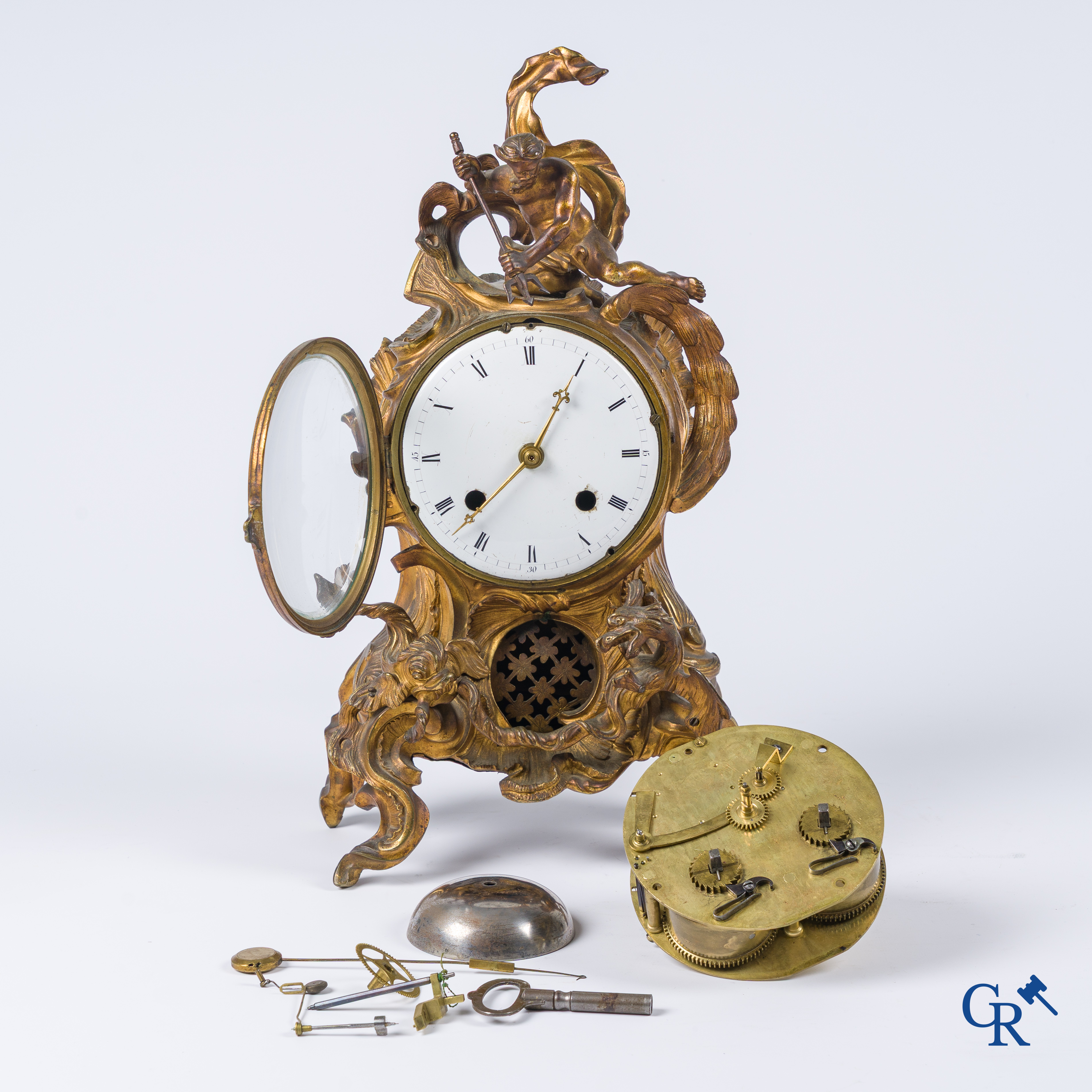 Epoque Louis XV. Pendule LXV en bronze doré orné de Neptune et des animaux marins dans le goût de Charles Cressent.