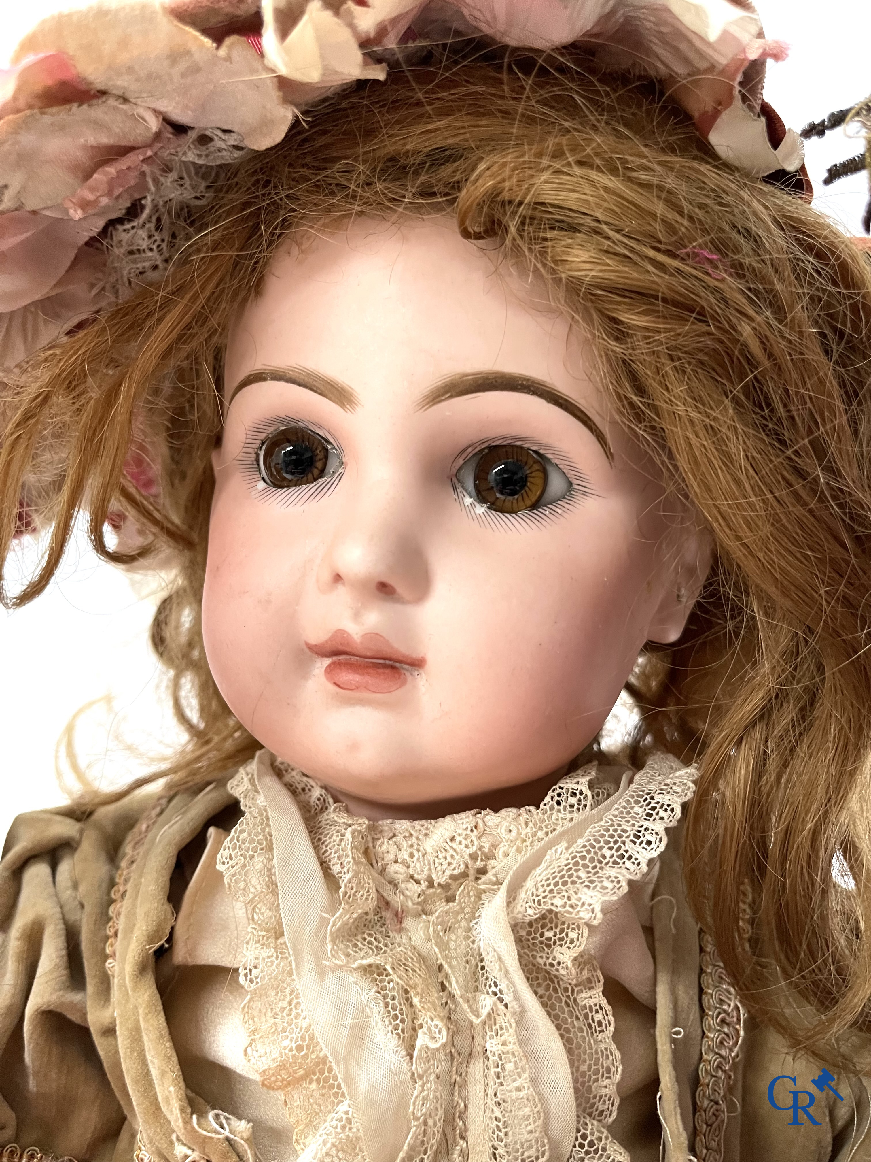 A lot with beautiful antique dolls, Jumeau bouche fermée, bath doll Frozen Charly, quirky rattles, etc.