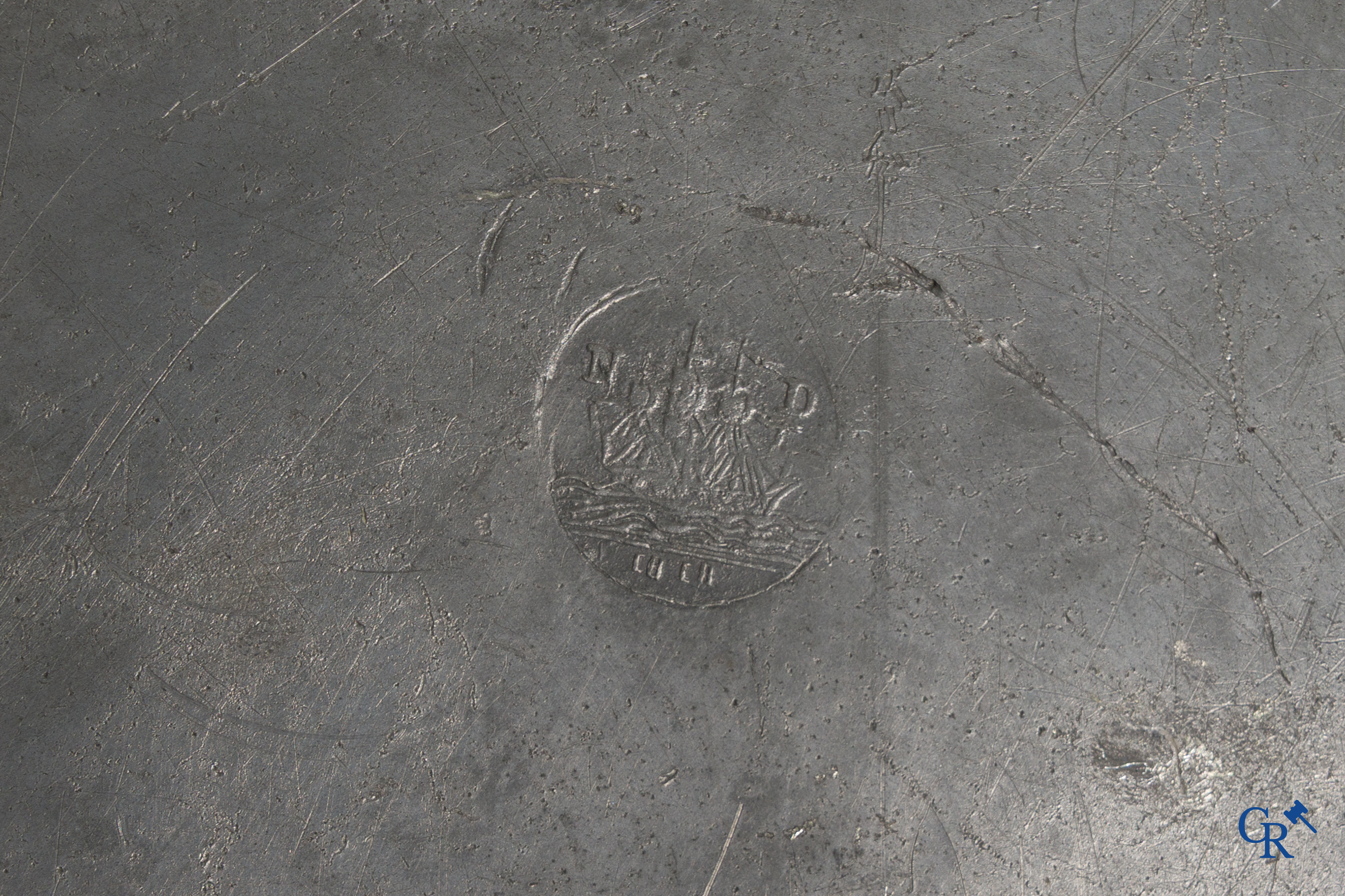 Een groot lot antieke tinnen schotels, waaronder een zeldzame scheerkom. 18e-19e eeuw.