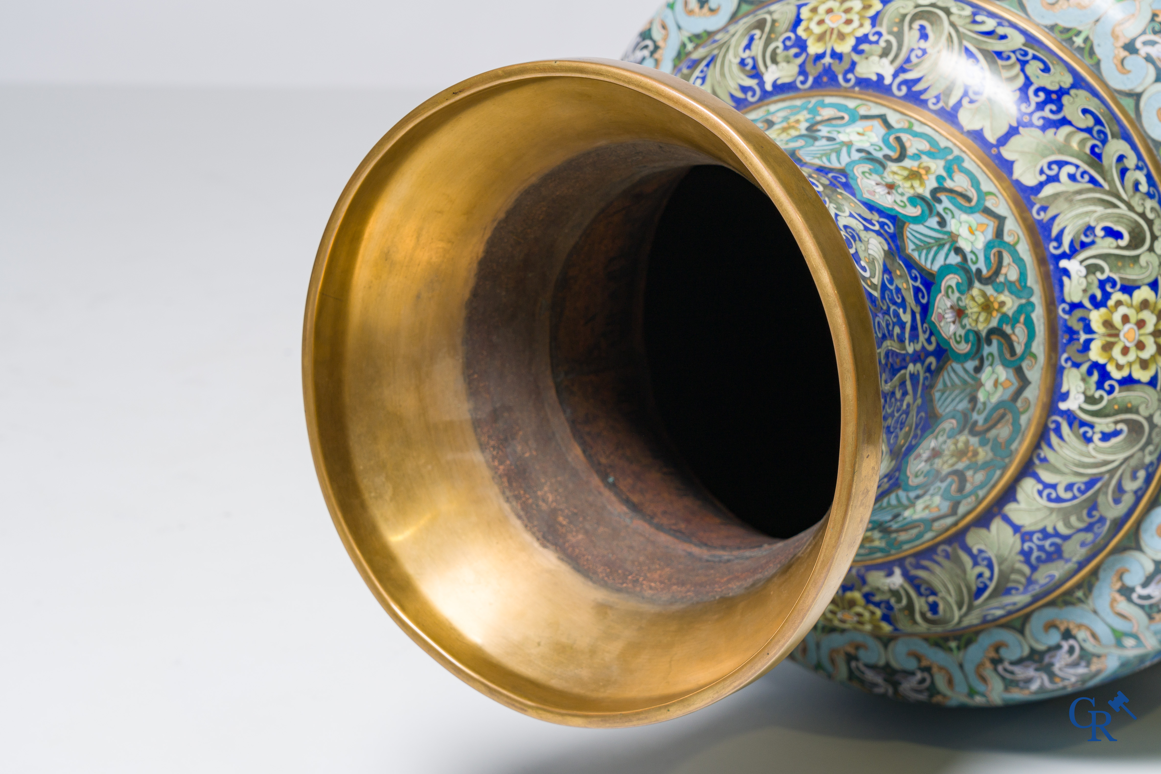 Asian Art, a massive cloisonné vase with cranes. 20th century.